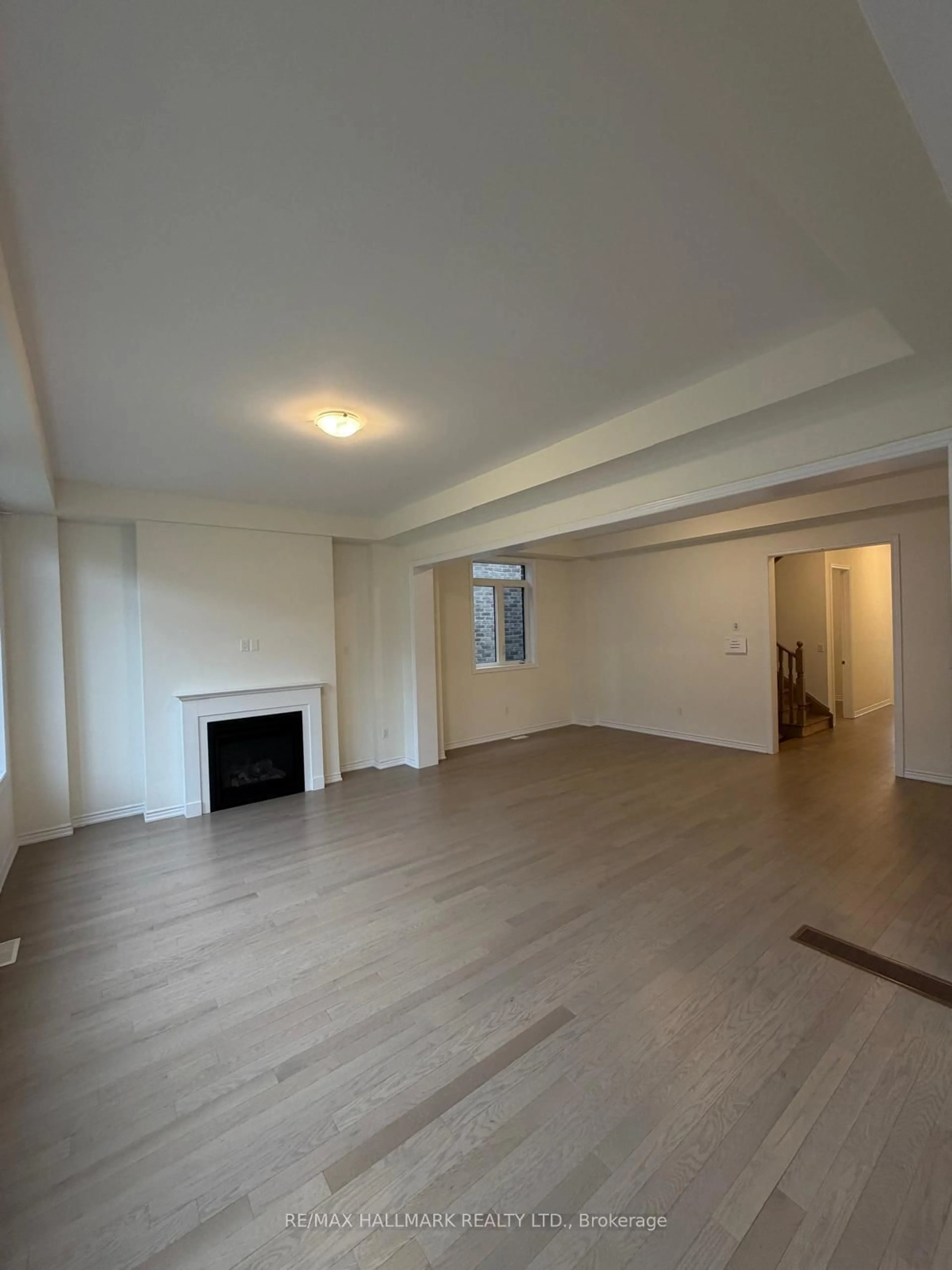 A pic of a room for 112 Weslock Cres, Aurora Ontario L4G 7Z4