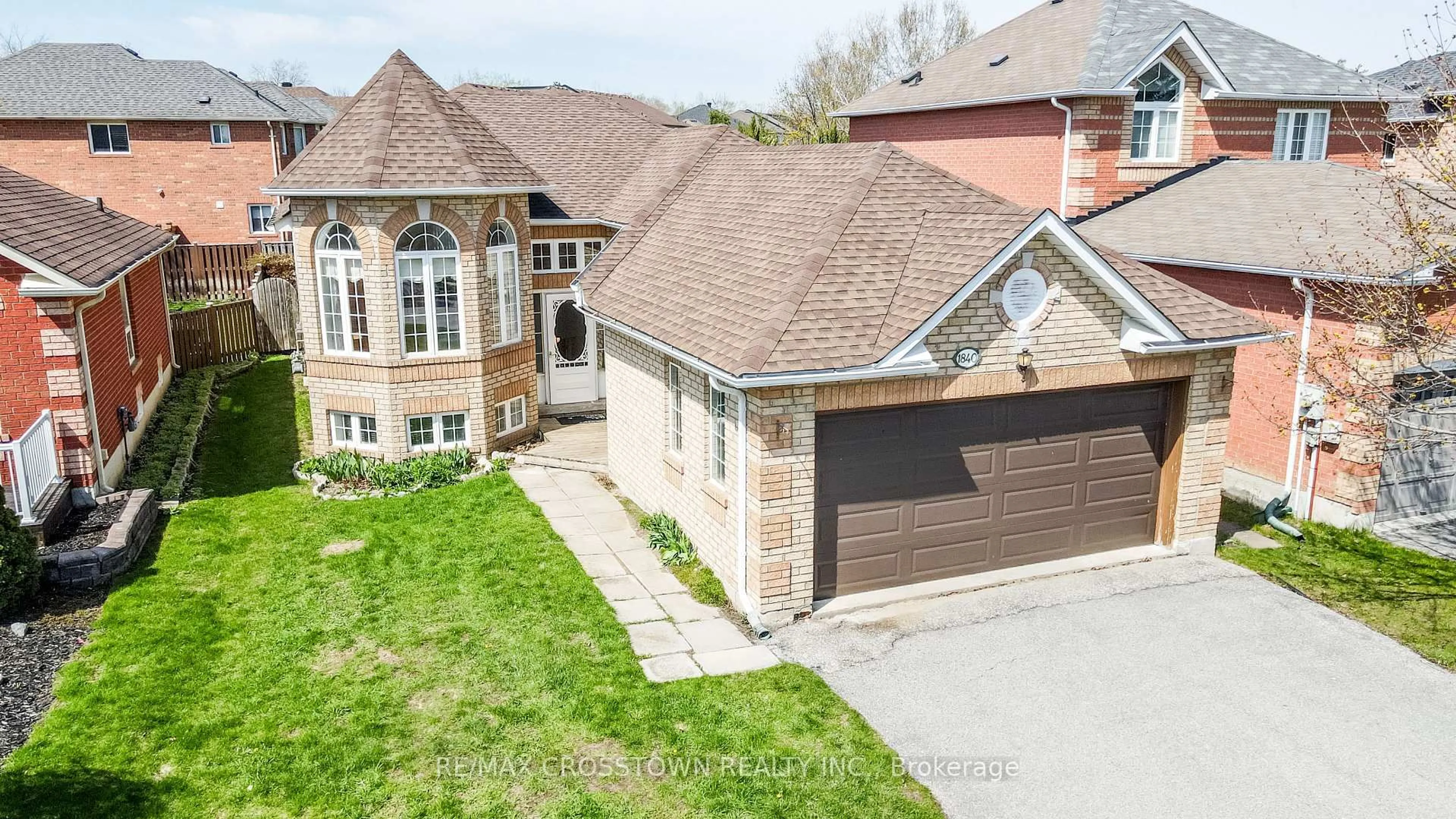 A pic from outside/outdoor area/front of a property/back of a property/a pic from drone, street for 1840 Mill St, Innisfil Ontario L9S 1Z9