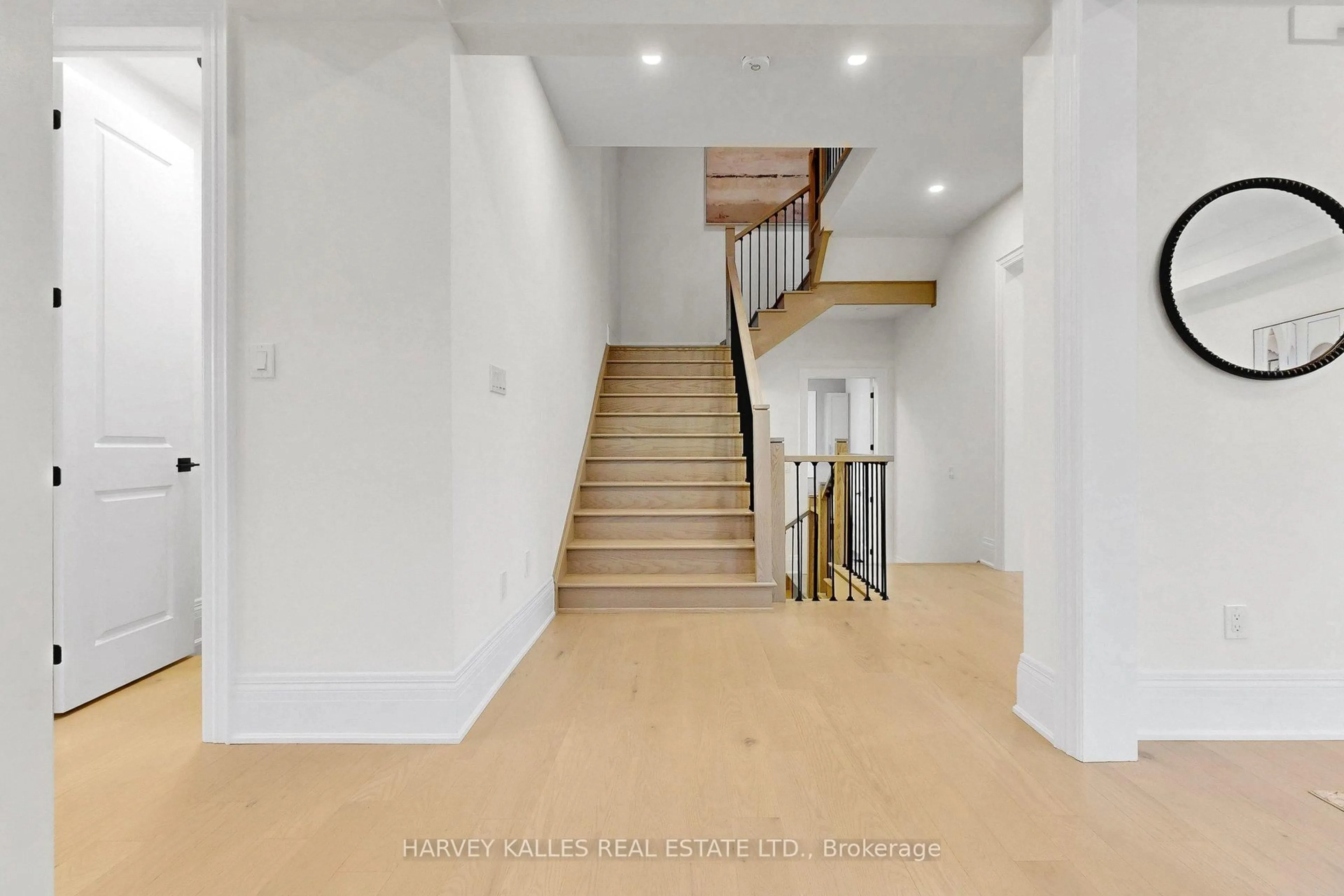 Indoor foyer for 107 Winthrop Cres, Vaughan Ontario L3L 0E5