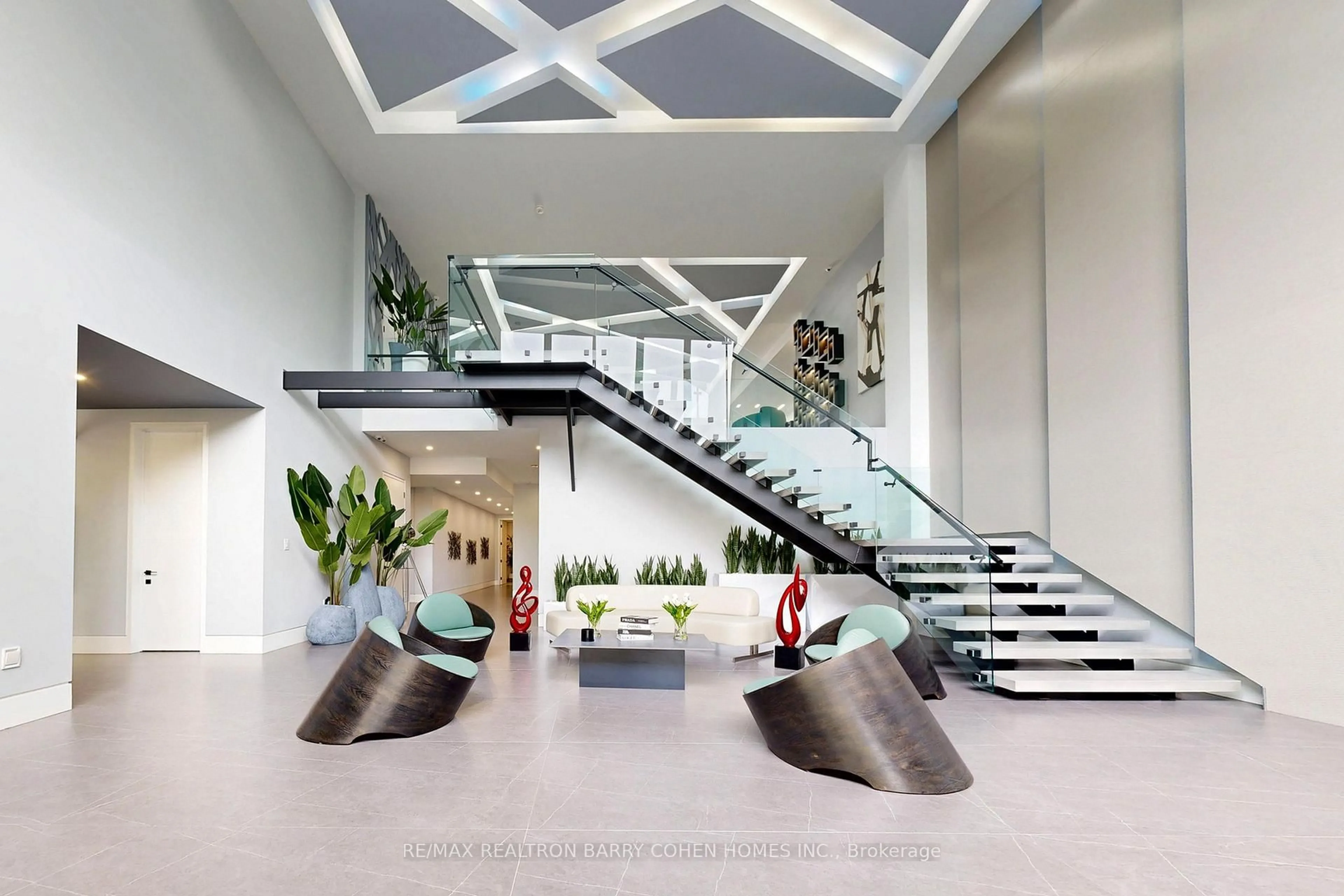 Indoor foyer for 23 Hunters Glen Rd, Aurora Ontario L4G 6W4
