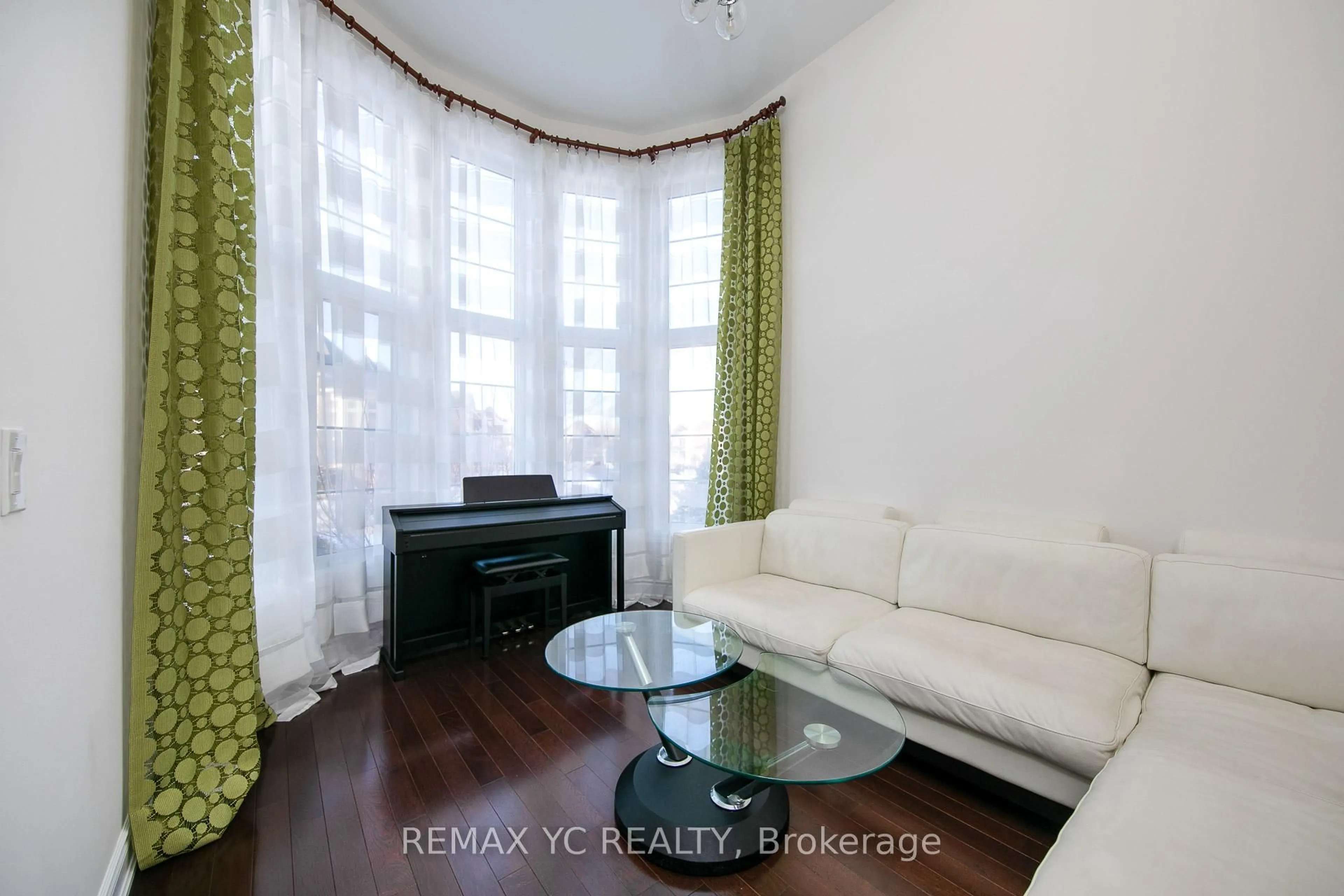 Living room with furniture, unknown for 43 Laredo Dr, Richmond Hill Ontario L4S 0E4
