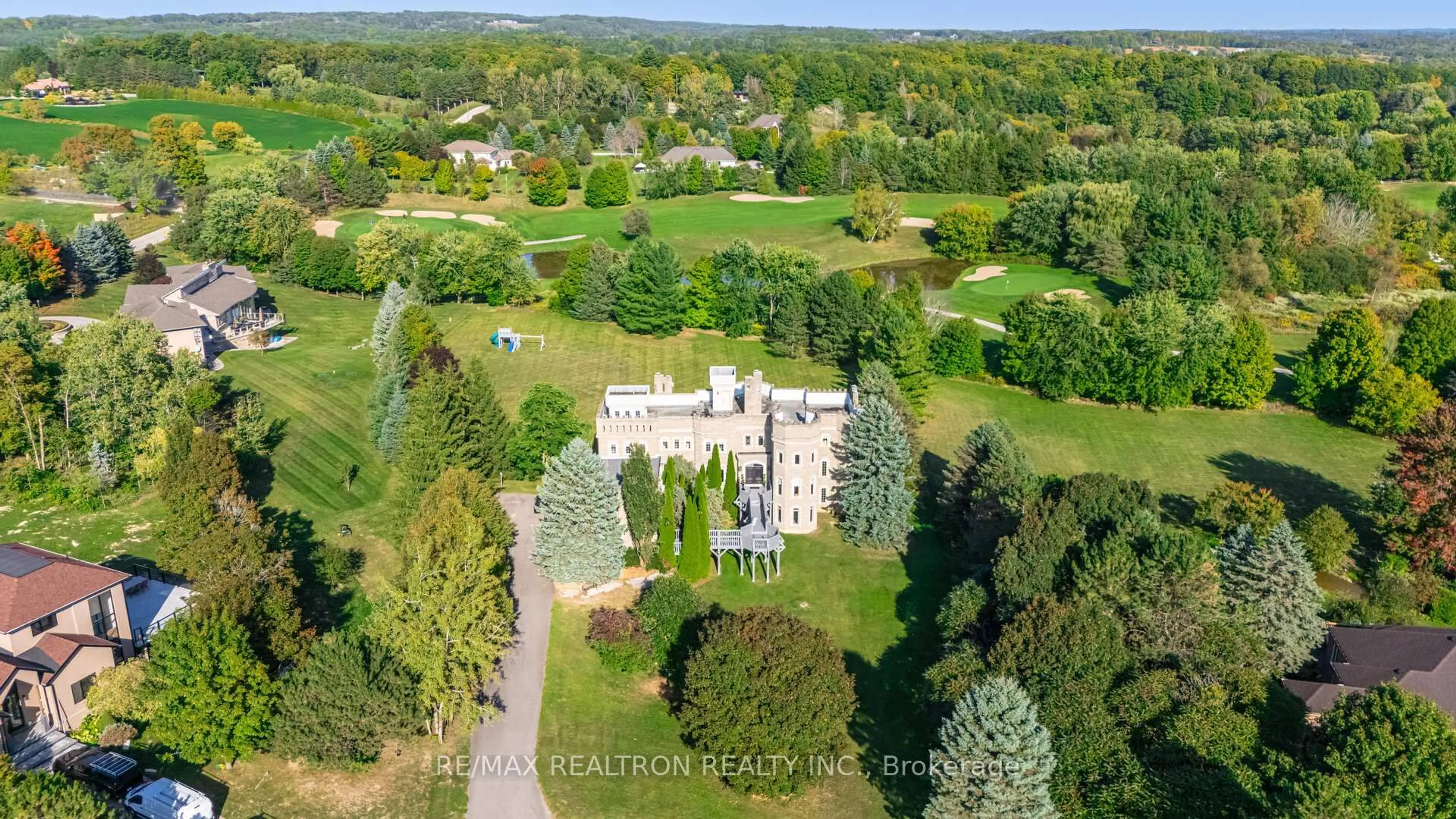 A pic from outside/outdoor area/front of a property/back of a property/a pic from drone, building for 95 Loch Erne Lane, King Ontario L0G 1N0