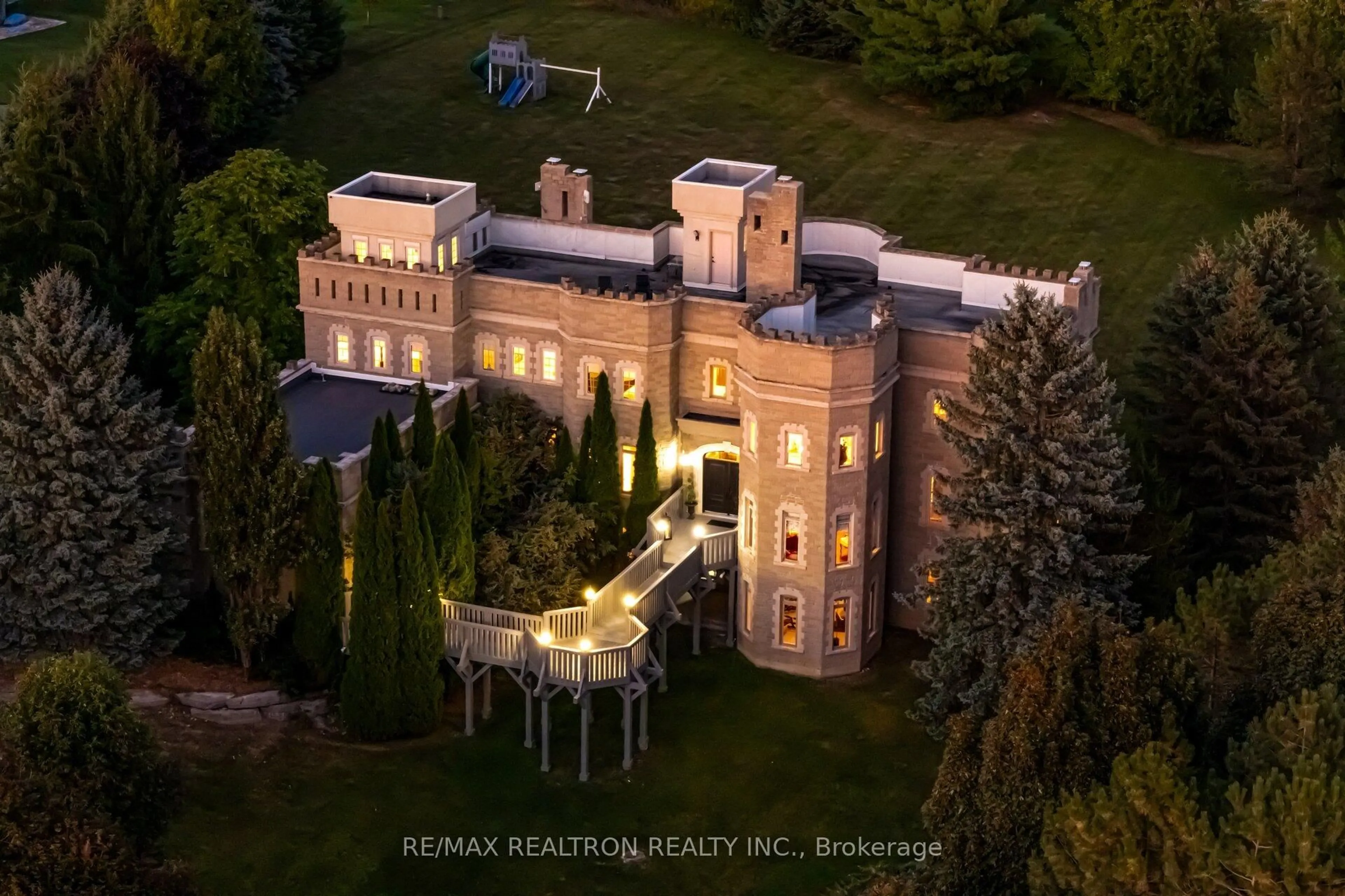 A pic from outside/outdoor area/front of a property/back of a property/a pic from drone, building for 95 Loch Erne Lane, King Ontario L0G 1N0