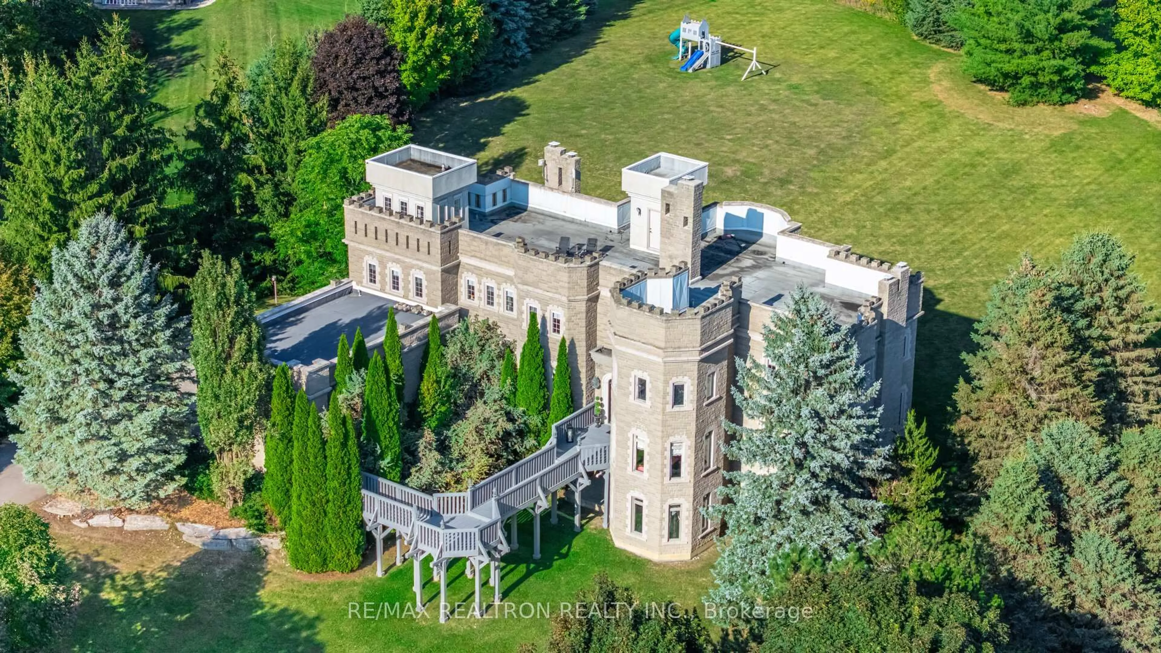A pic from outside/outdoor area/front of a property/back of a property/a pic from drone, building for 95 Loch Erne Lane, King Ontario L0G 1N0