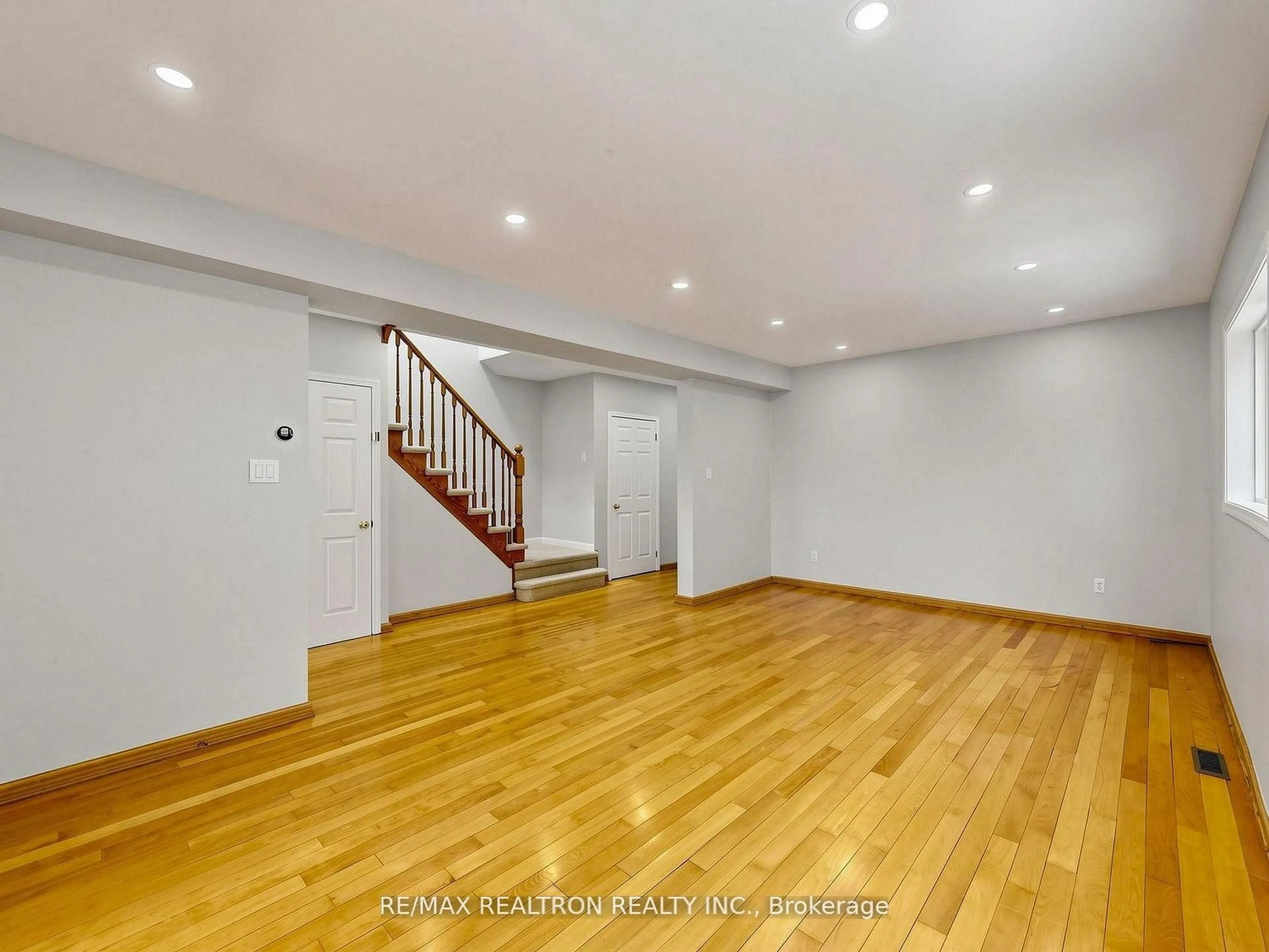 Unknown for 810 Stonehaven Ave, Newmarket Ontario L3X 2G2