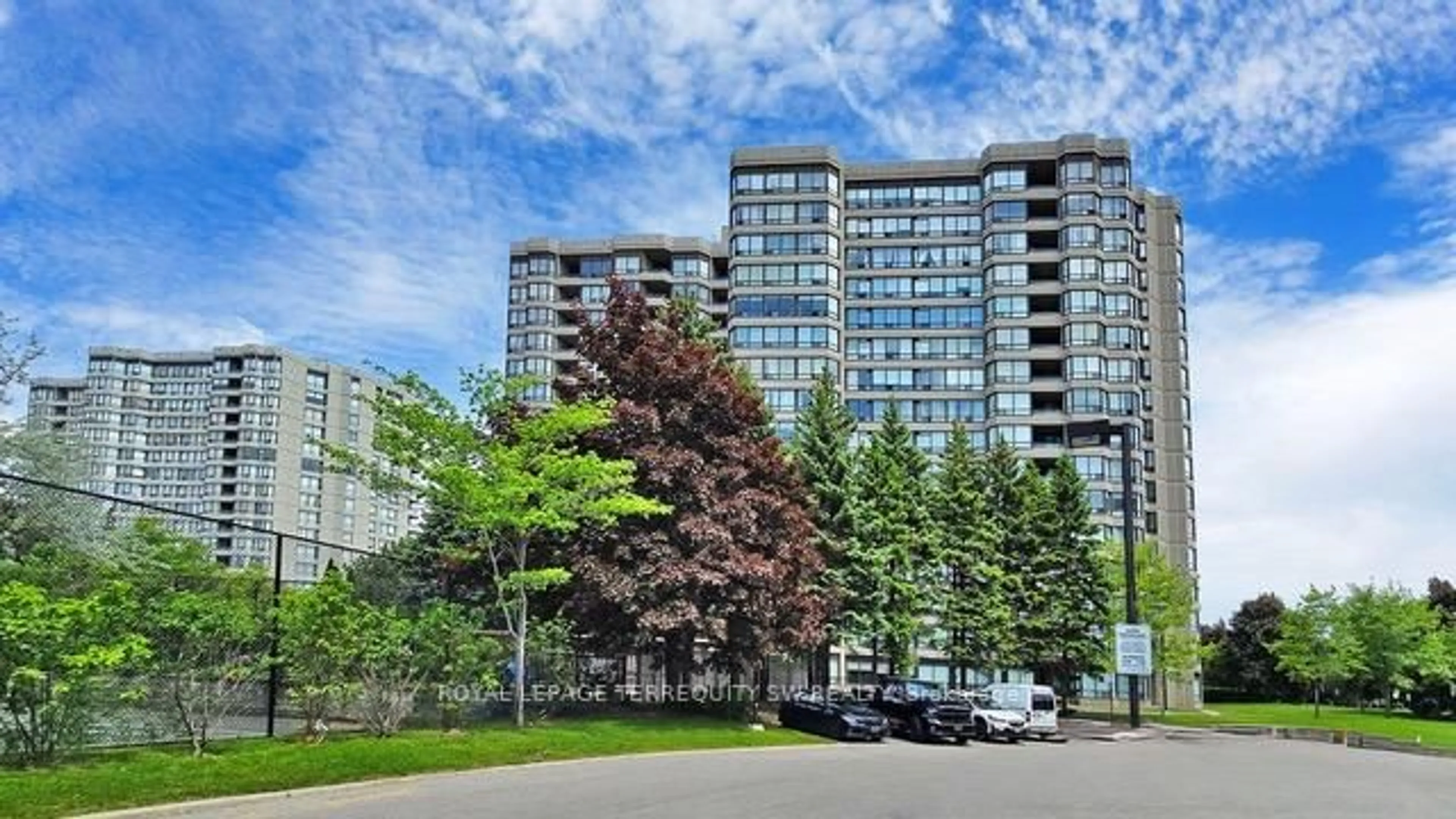 Patio, street for 7440 Bathurst St #512, Vaughan Ontario L4J 7K8