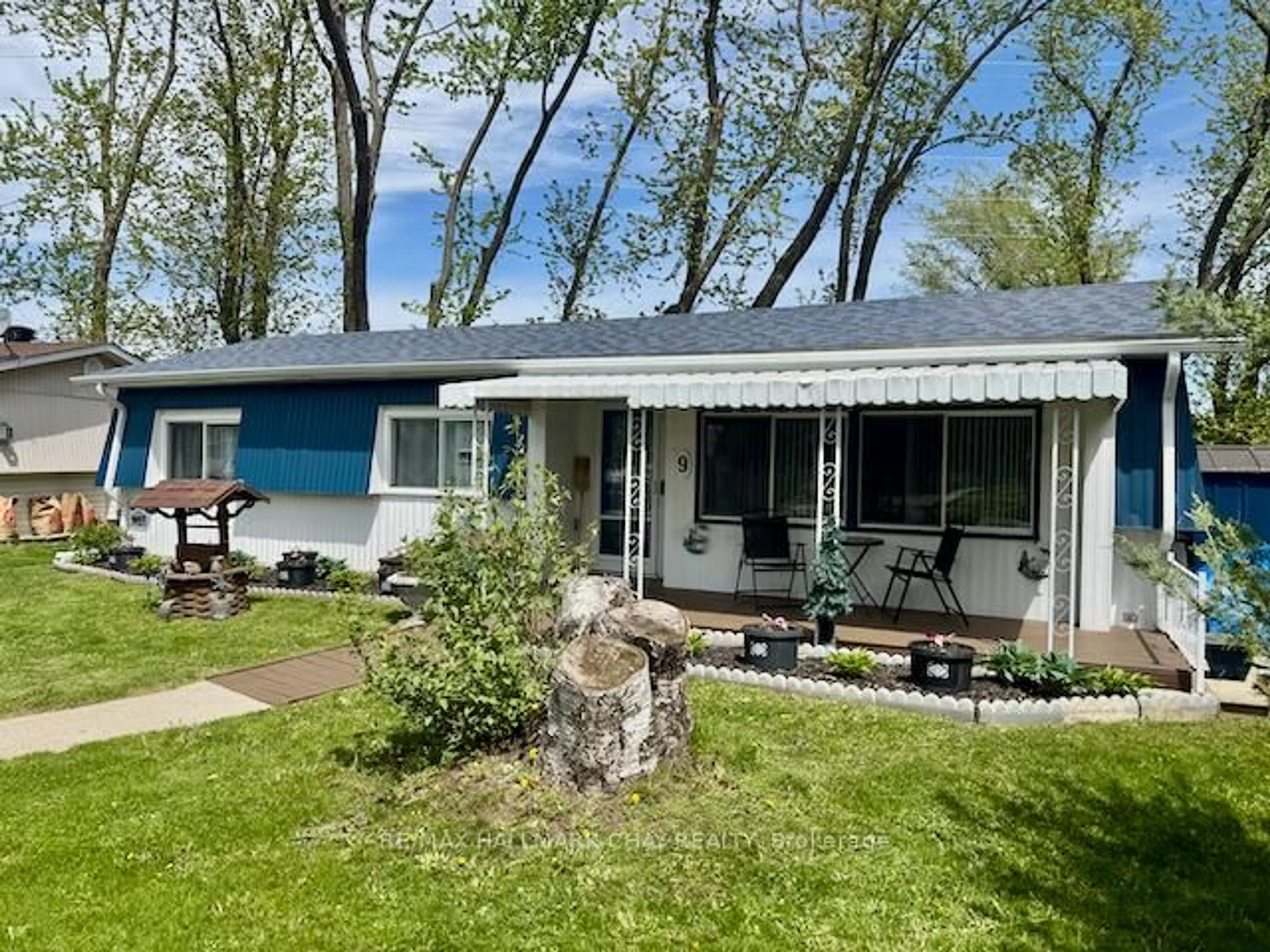 Home with vinyl exterior material, water/lake/river/ocean view for 9 Locust Hill Crt, Innisfil Ontario L9S 1R7