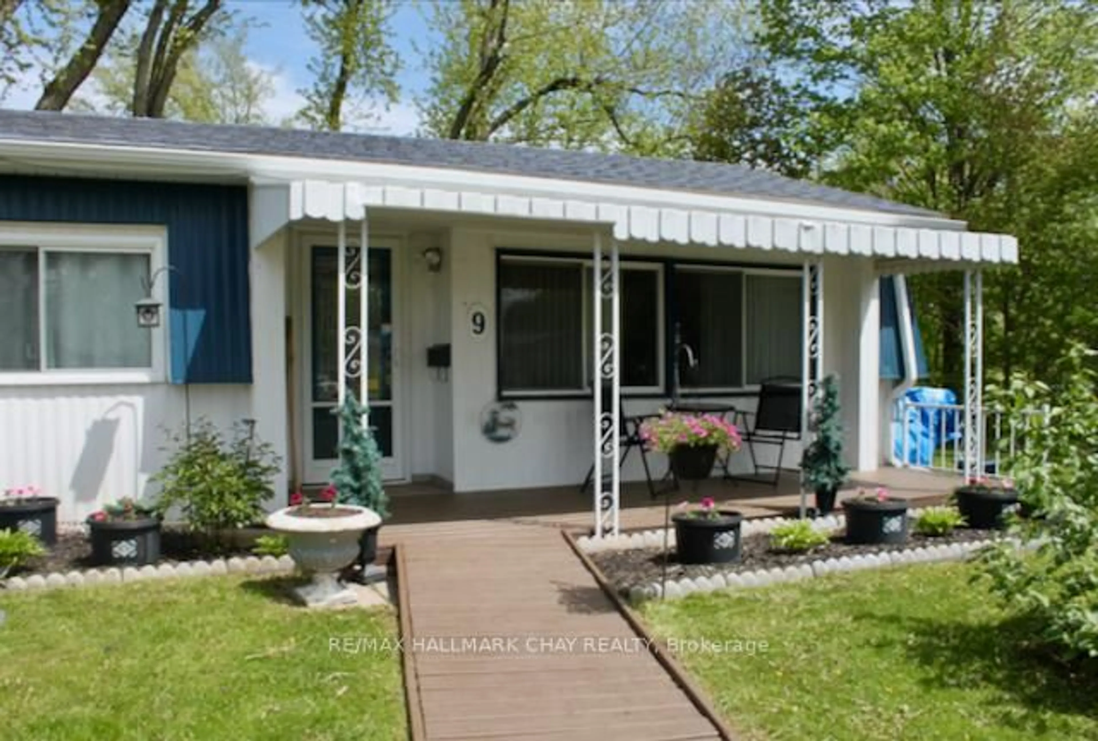Home with vinyl exterior material, street for 9 Locust Hill Crt, Innisfil Ontario L9S 1R7