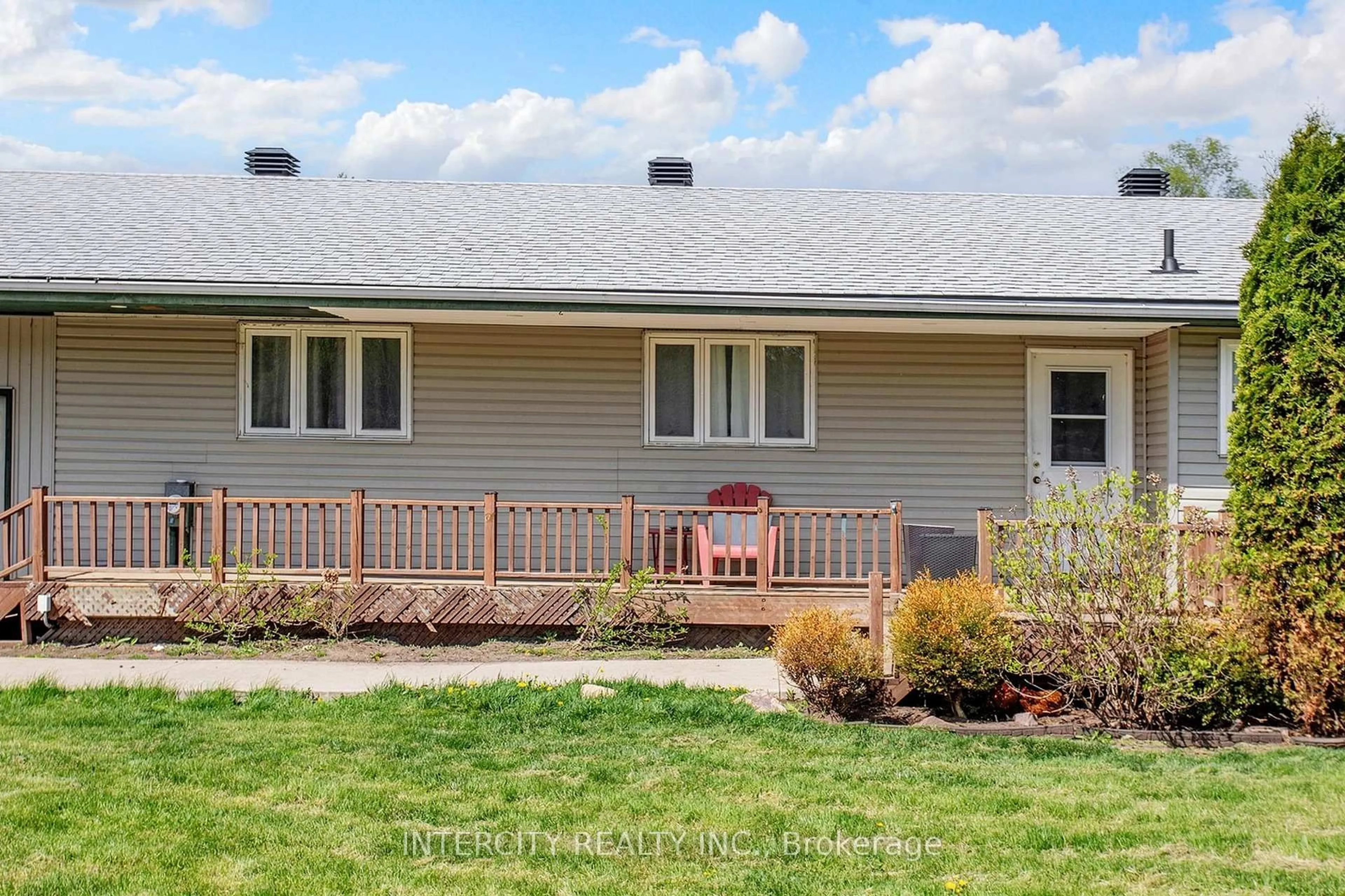 Home with vinyl exterior material, street for 2076 15th Sdrd, New Tecumseth Ontario L0G 1W0