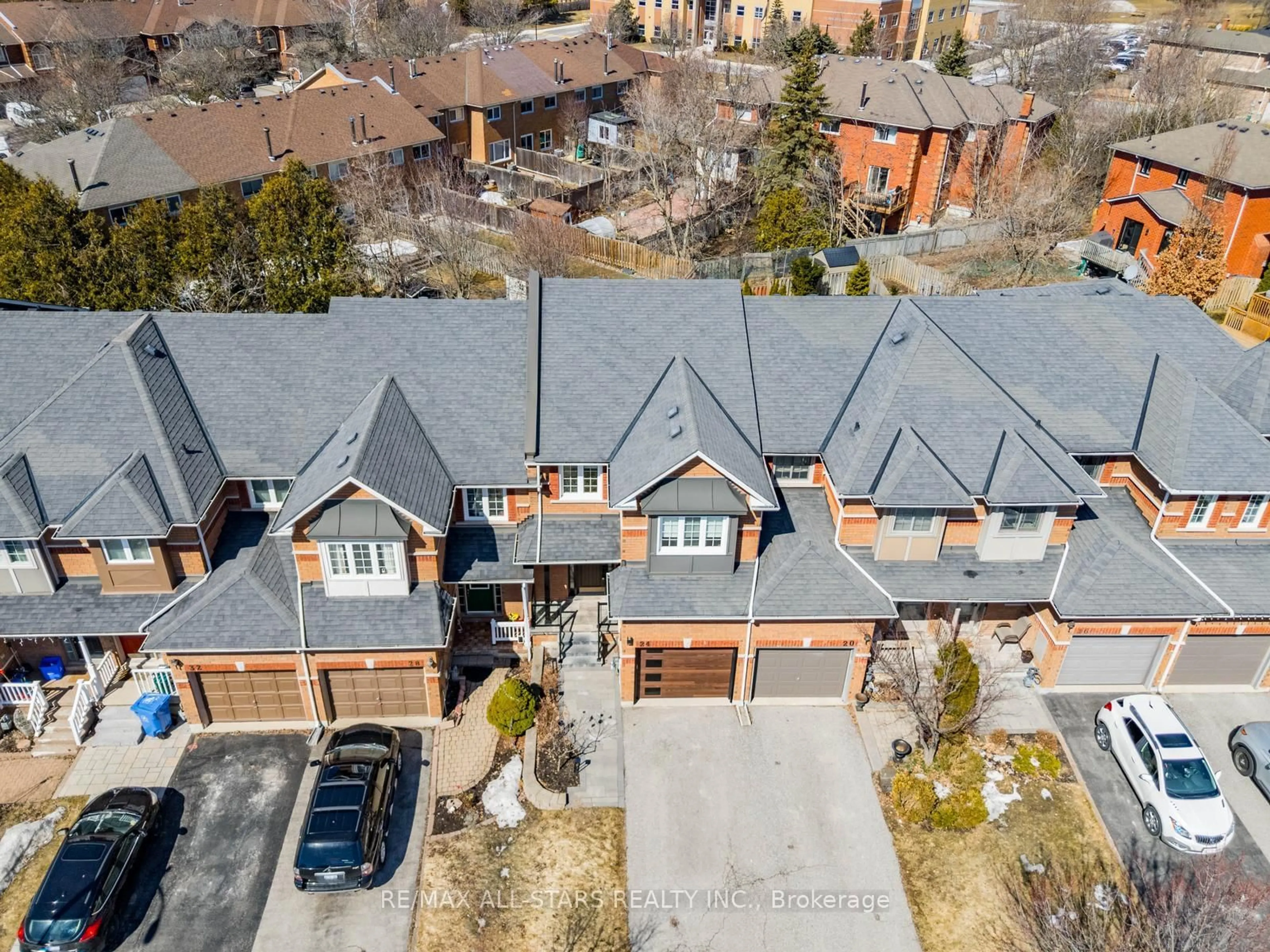 A pic from outside/outdoor area/front of a property/back of a property/a pic from drone, street for 24 Willoway, Whitchurch-Stouffville Ontario L4A 1K7