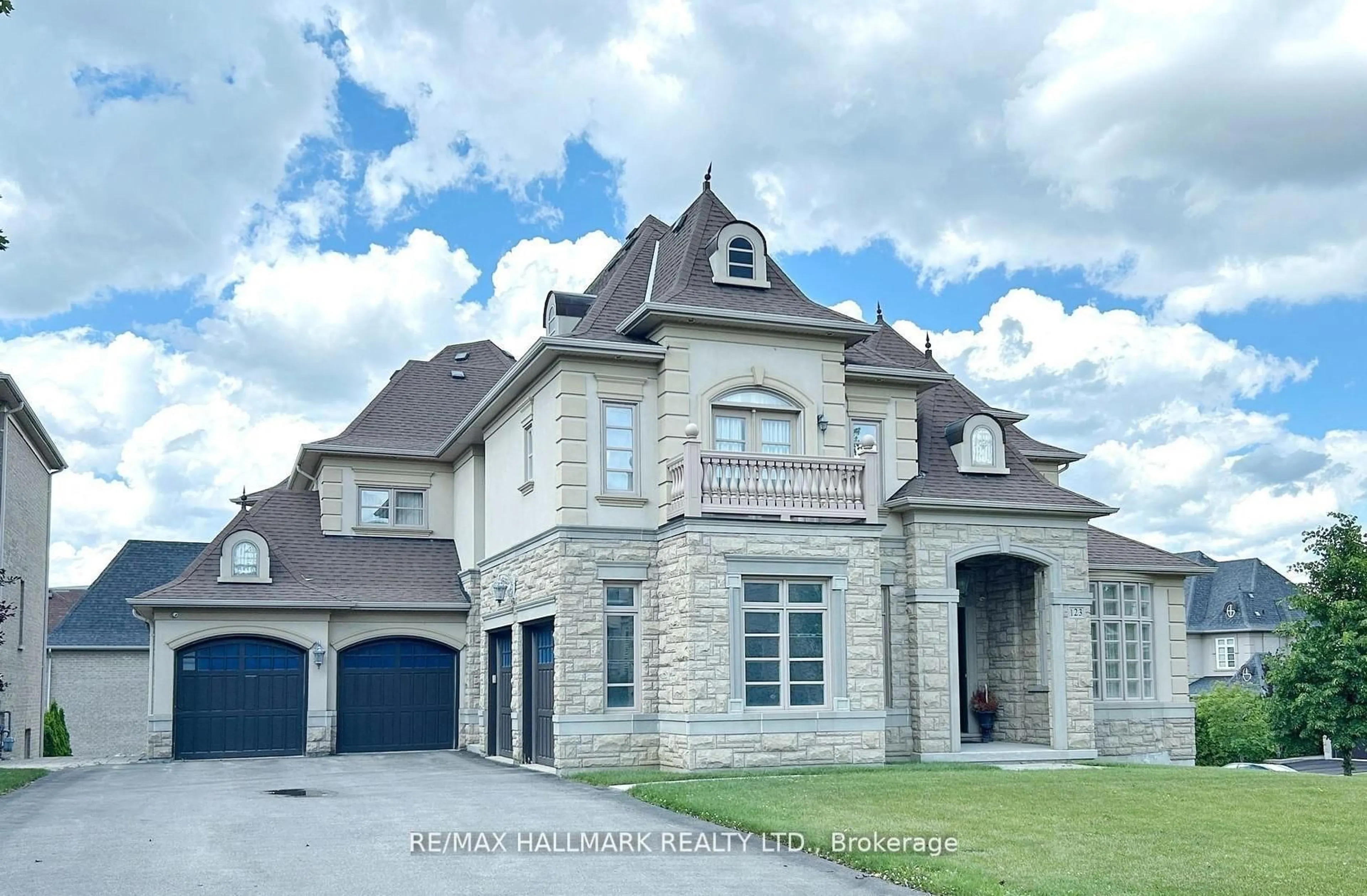 Home with brick exterior material, street for 123 Carisbrooke Circ, Aurora Ontario L4G 0K4
