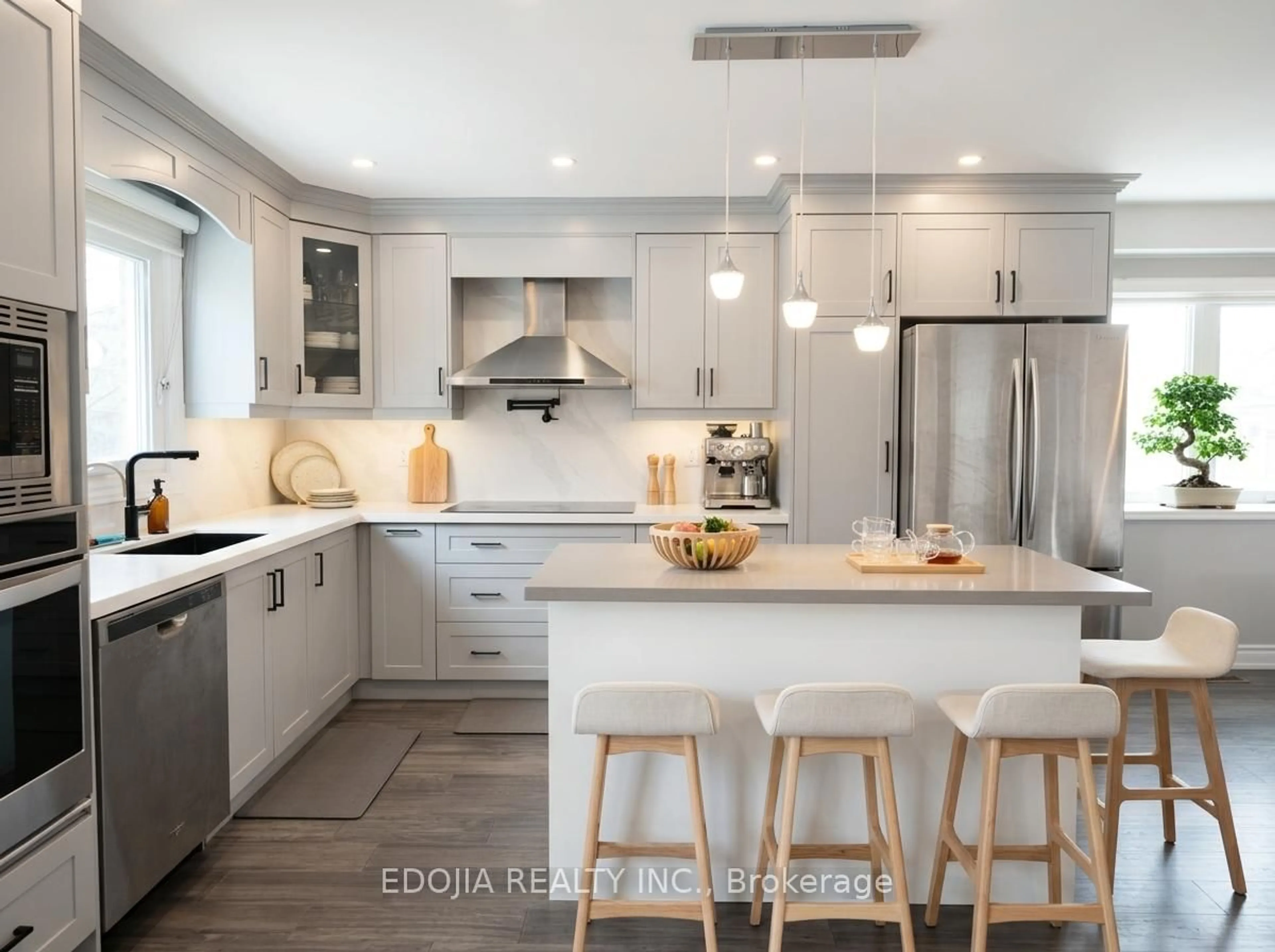 Open concept kitchen, unknown for 136 Bristol Rd, Newmarket Ontario L3Y 7W8