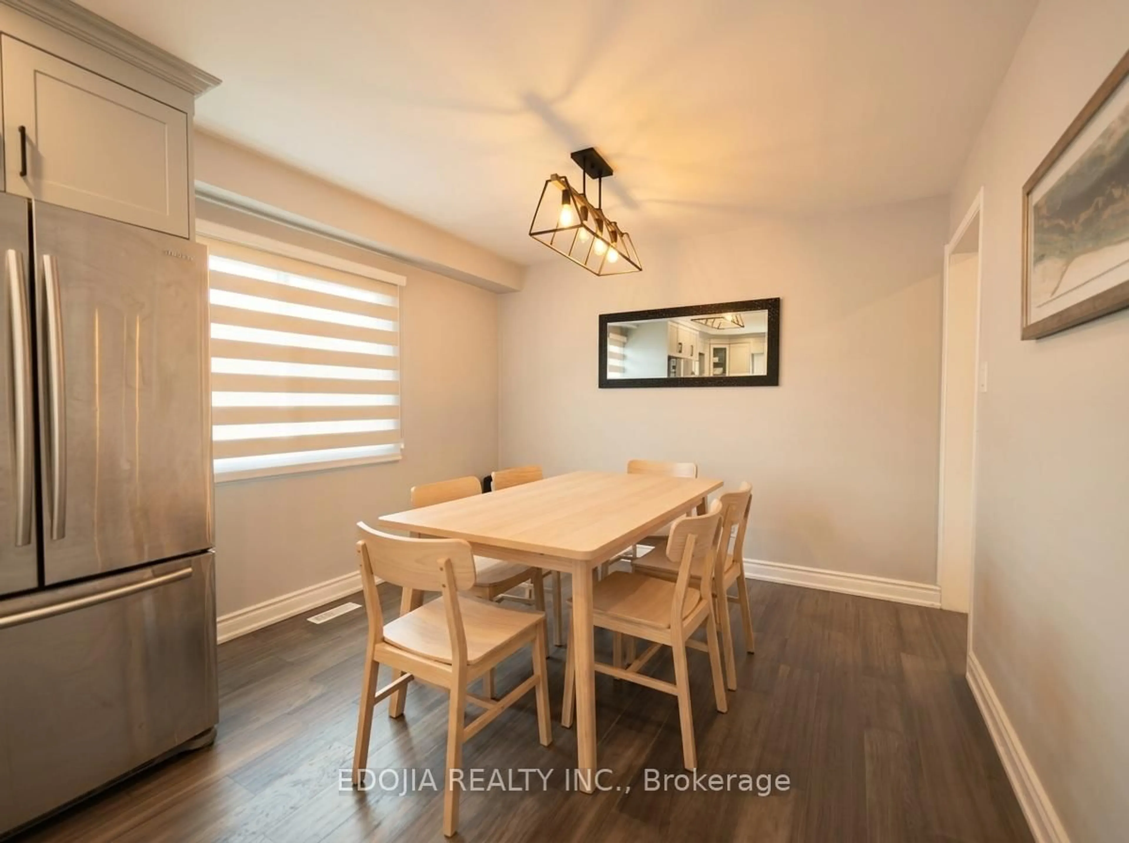 Dining room, wood/laminate floor for 136 Bristol Rd, Newmarket Ontario L3Y 7W8