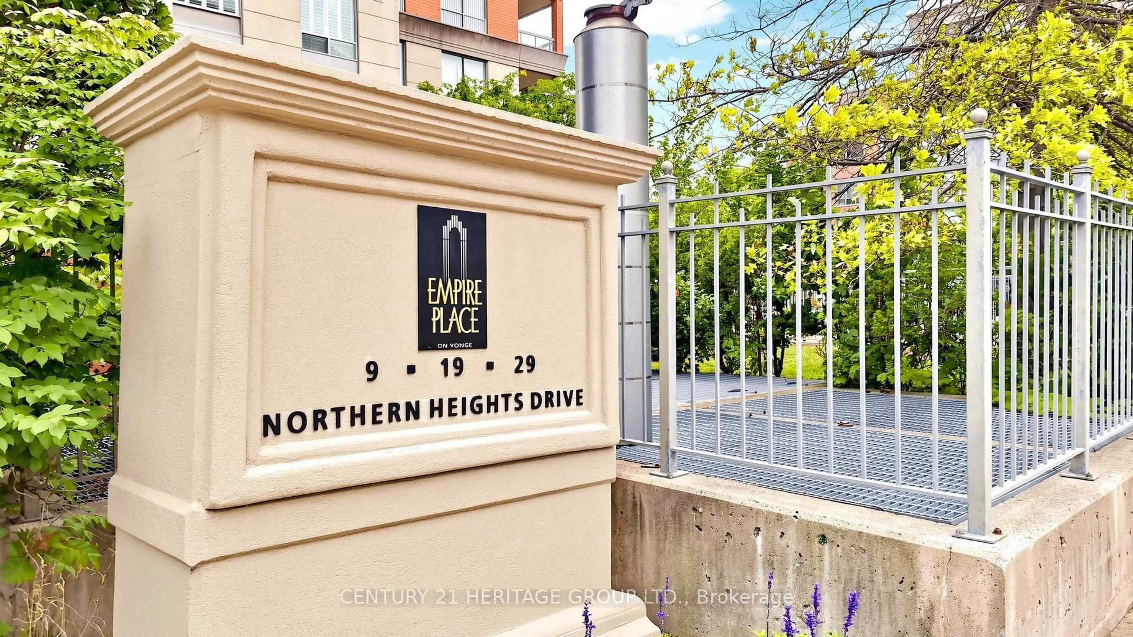 Indoor foyer for 9 Northern Hts Dr #707, Richmond Hill Ontario L4B 4M5