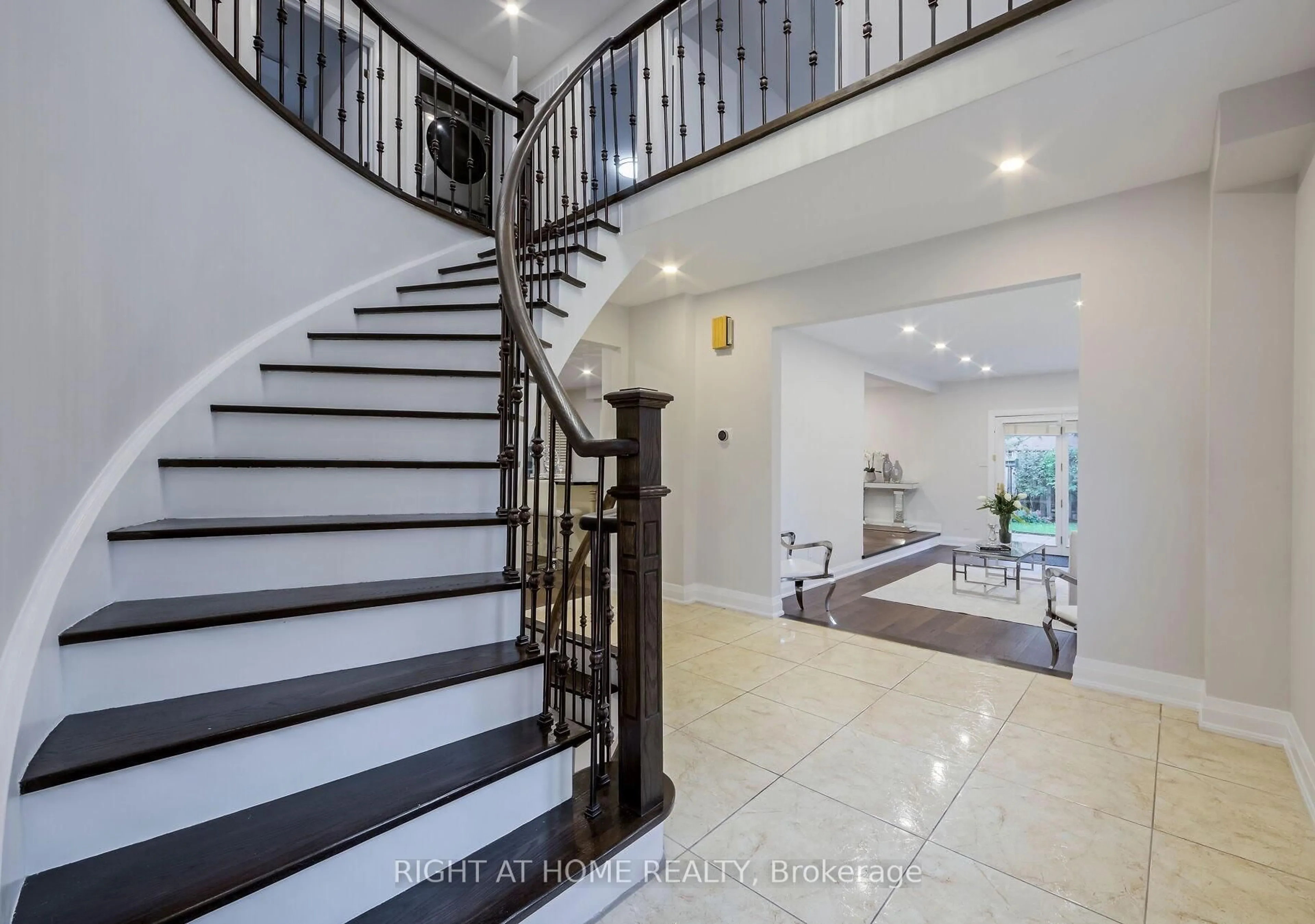 Indoor foyer for 1 Tiffany Gate, Richmond Hill Ontario L4C 6W7