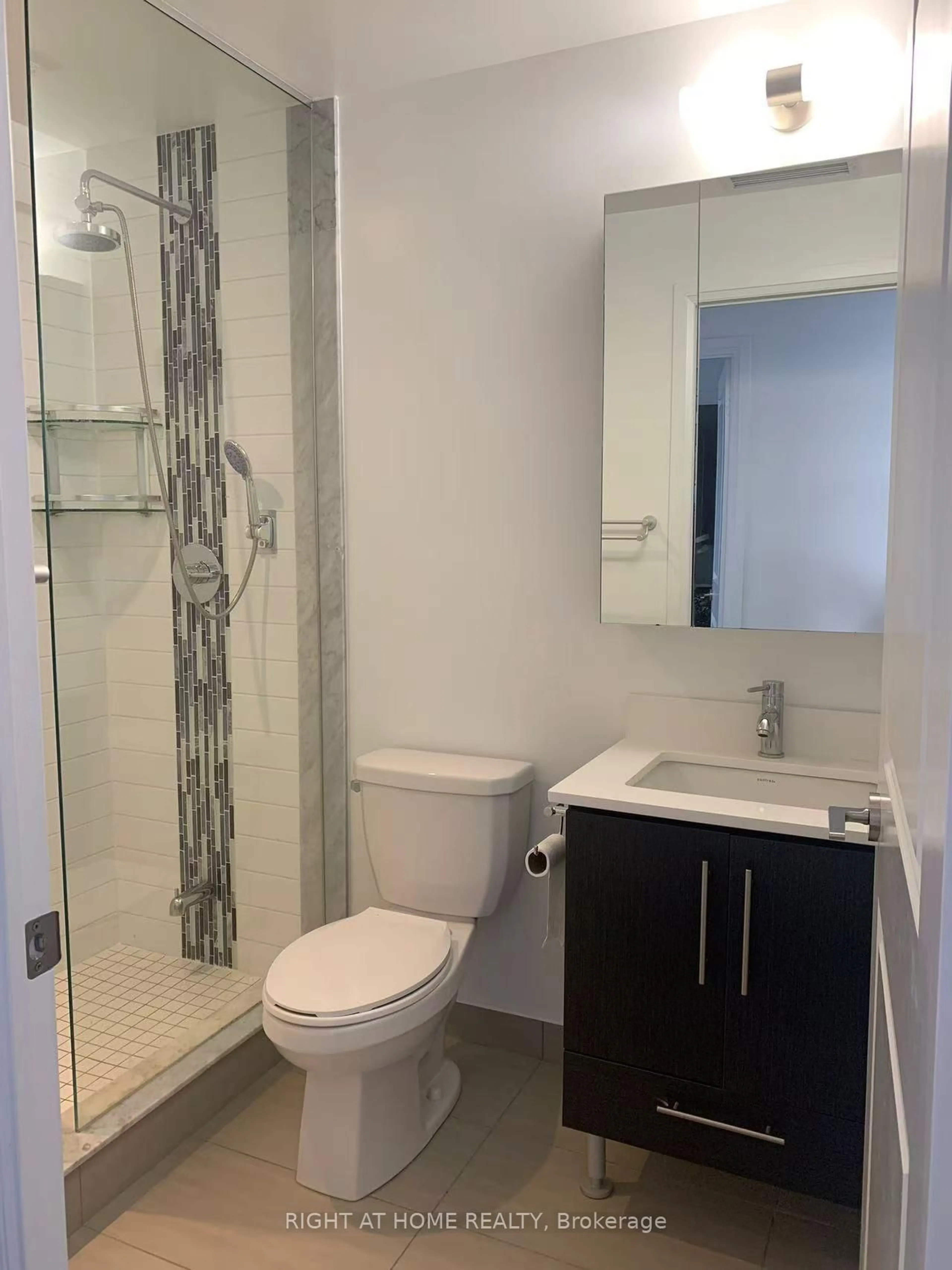 Standard bathroom, ceramic/tile floor for 65 Oneida Cres #1710, Richmond Hill Ontario L4B 0A1