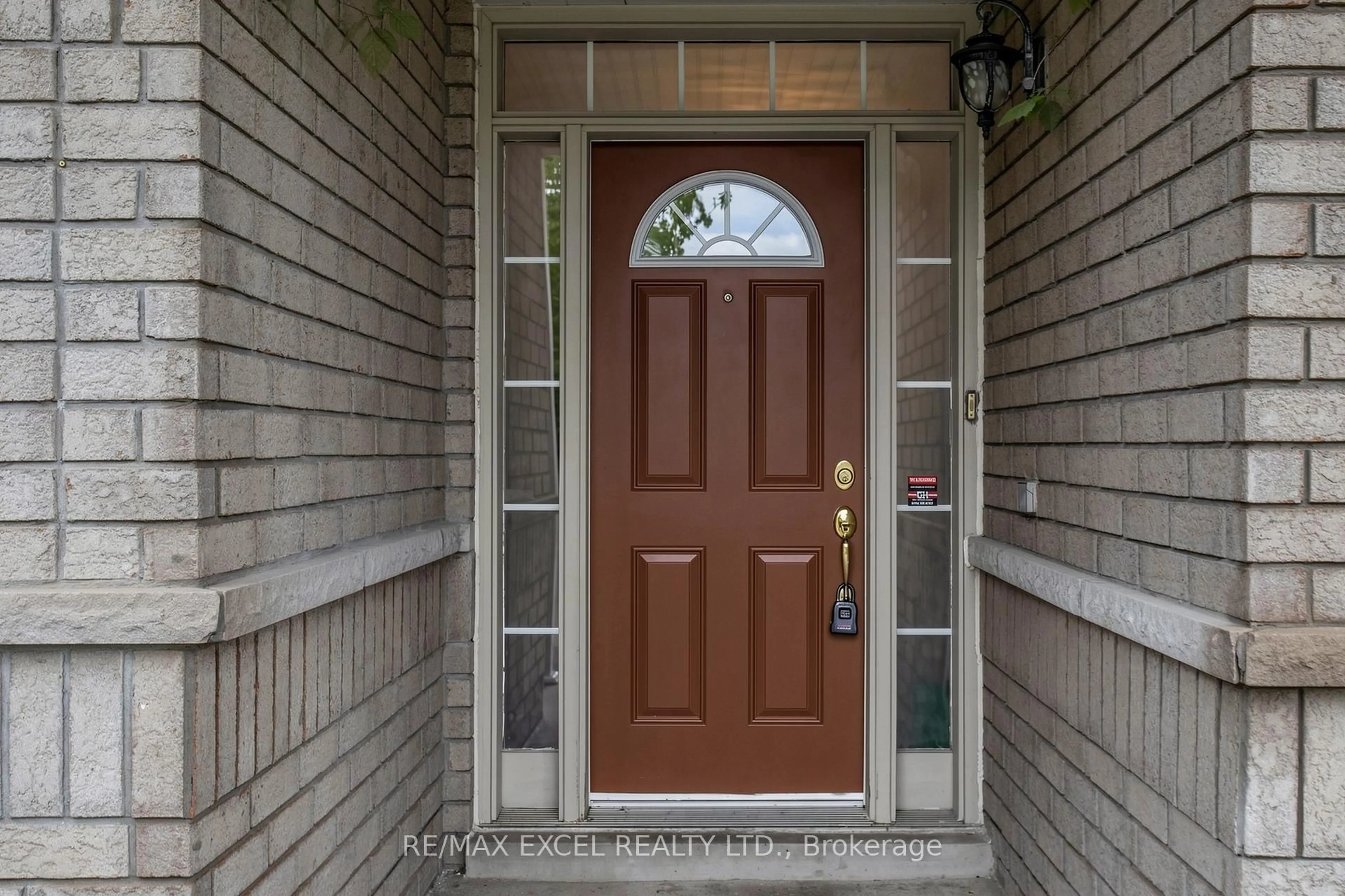 Indoor entryway for 42 Chasser Dr, Markham Ontario L6E 1S6