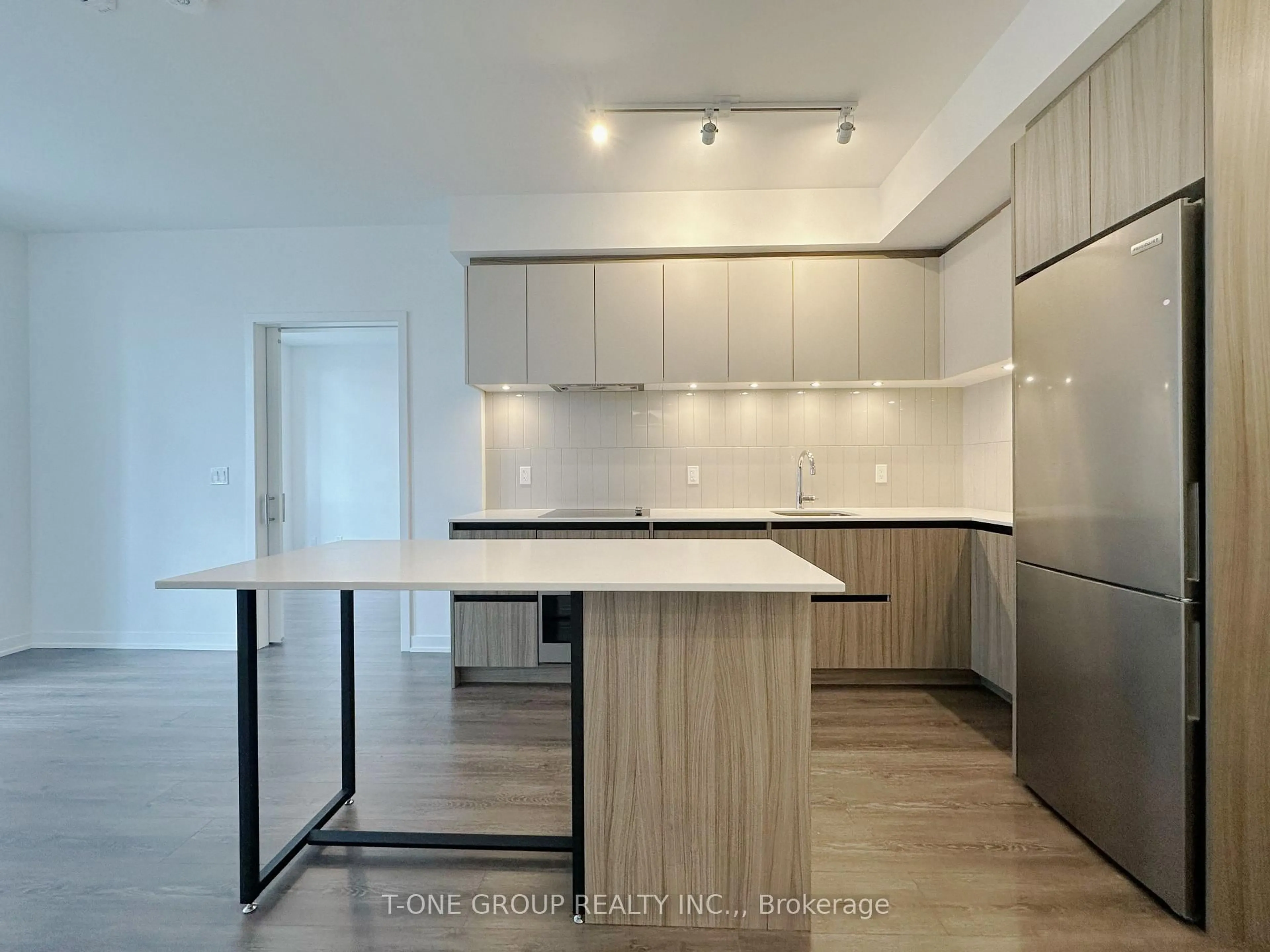 Open concept kitchen, wood/laminate floor for 7950 Bathurst St #602, Vaughan Ontario L4J 0L4