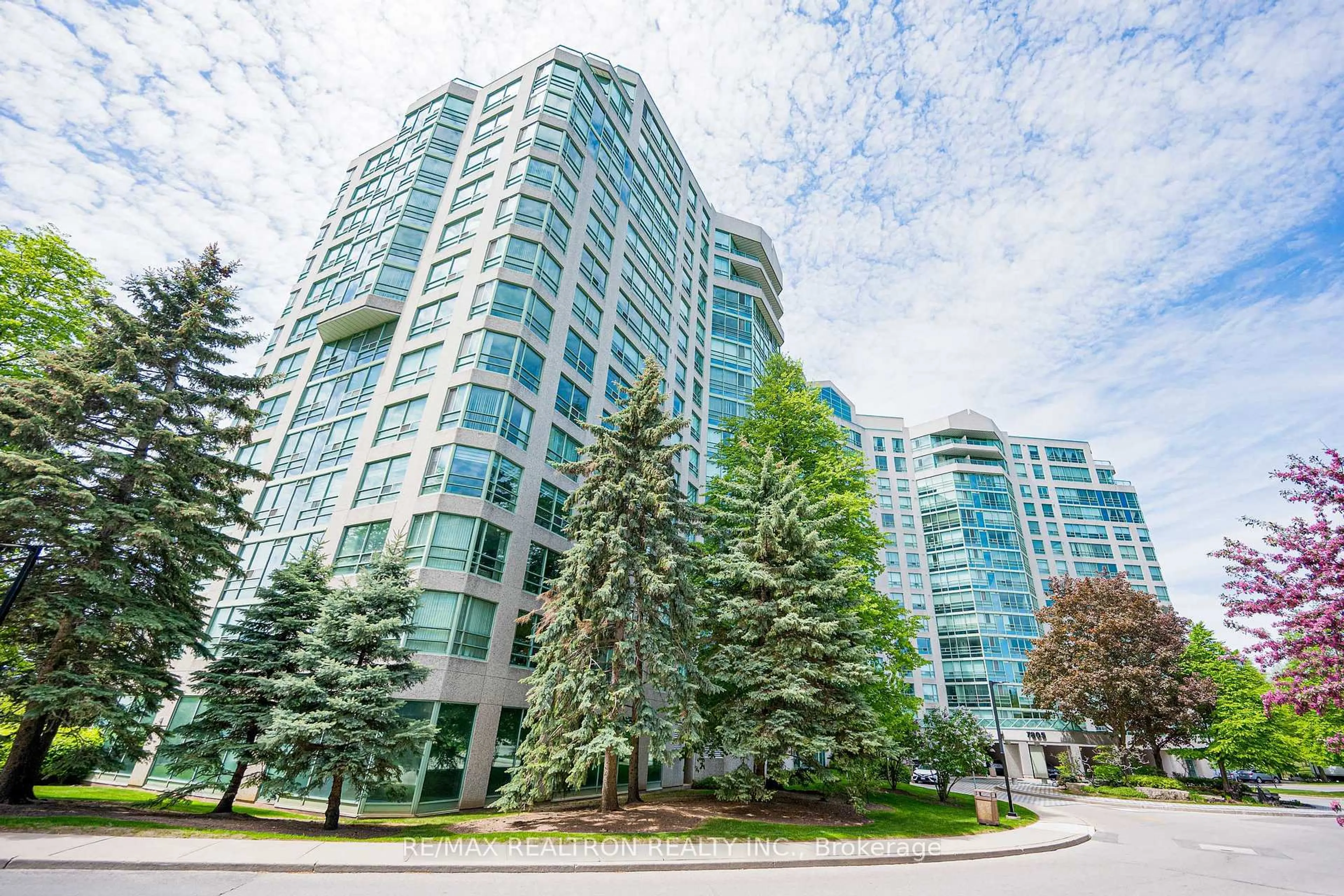 Patio, building for 7805 Bayview Ave #910, Markham Ontario L3T 7N1