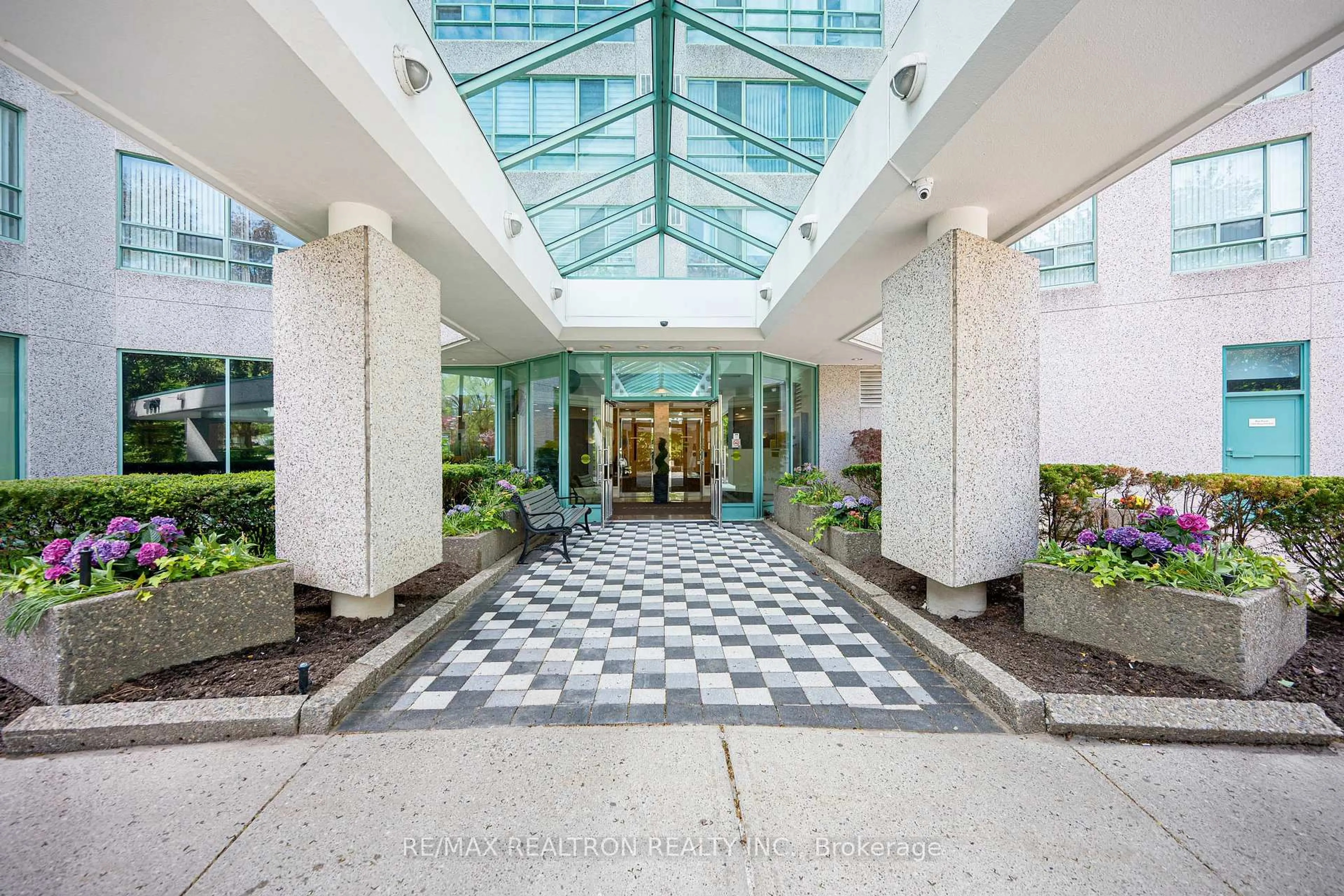 Indoor foyer for 7805 Bayview Ave #910, Markham Ontario L3T 7N1