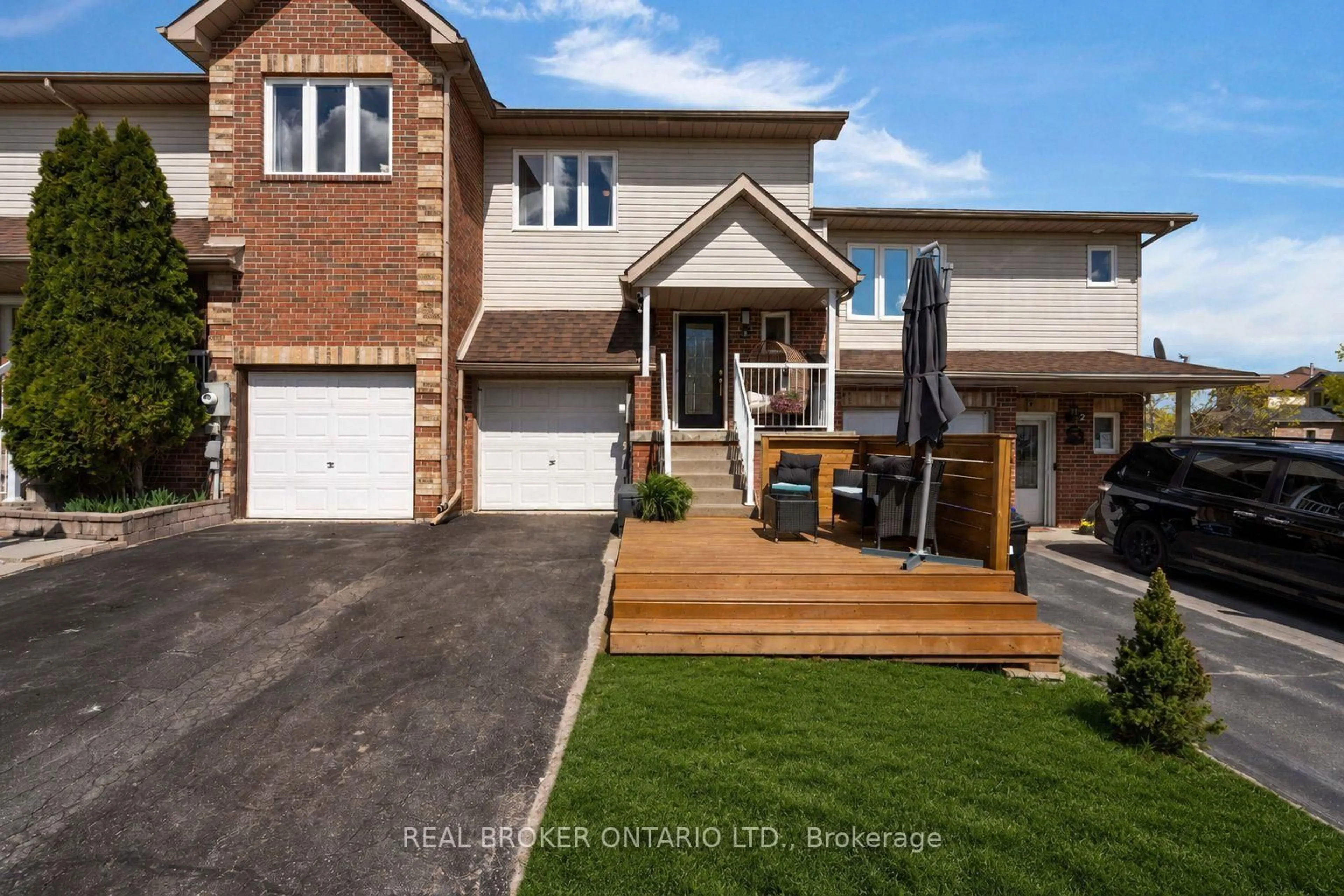 A pic from outside/outdoor area/front of a property/back of a property/a pic from drone, street for 4 Parkside Cres, Essa Ontario L0M 1B3