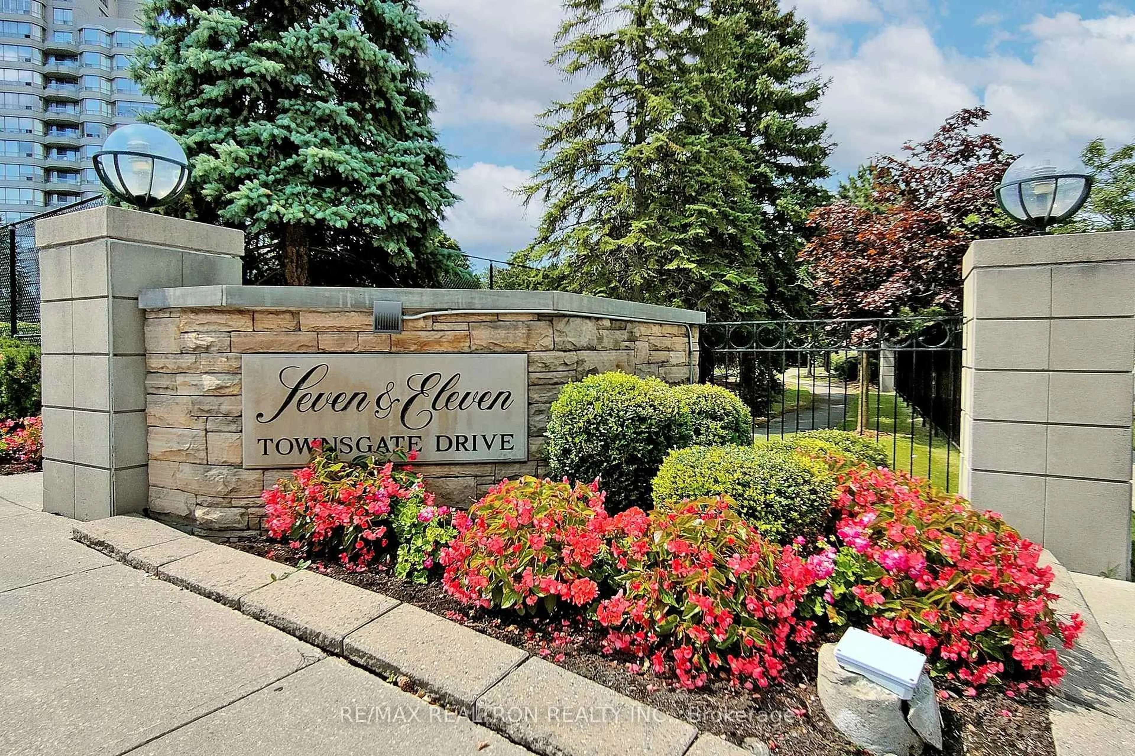 Indoor foyer for 7 Townsgate Dr #308, Vaughan Ontario L4J 7Z9