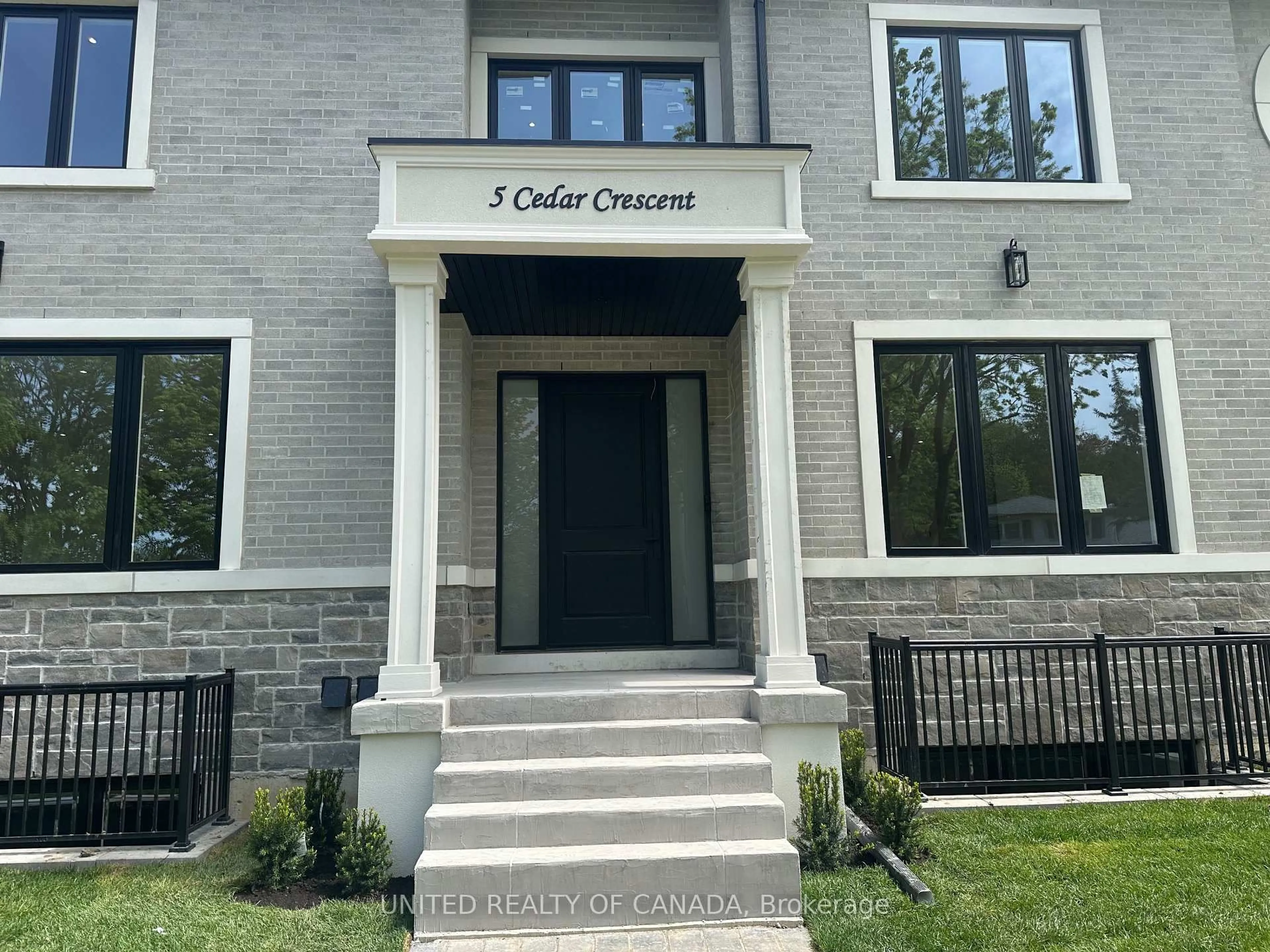 Unknown for 5 Cedar Cres, Aurora Ontario L4G 3J7
