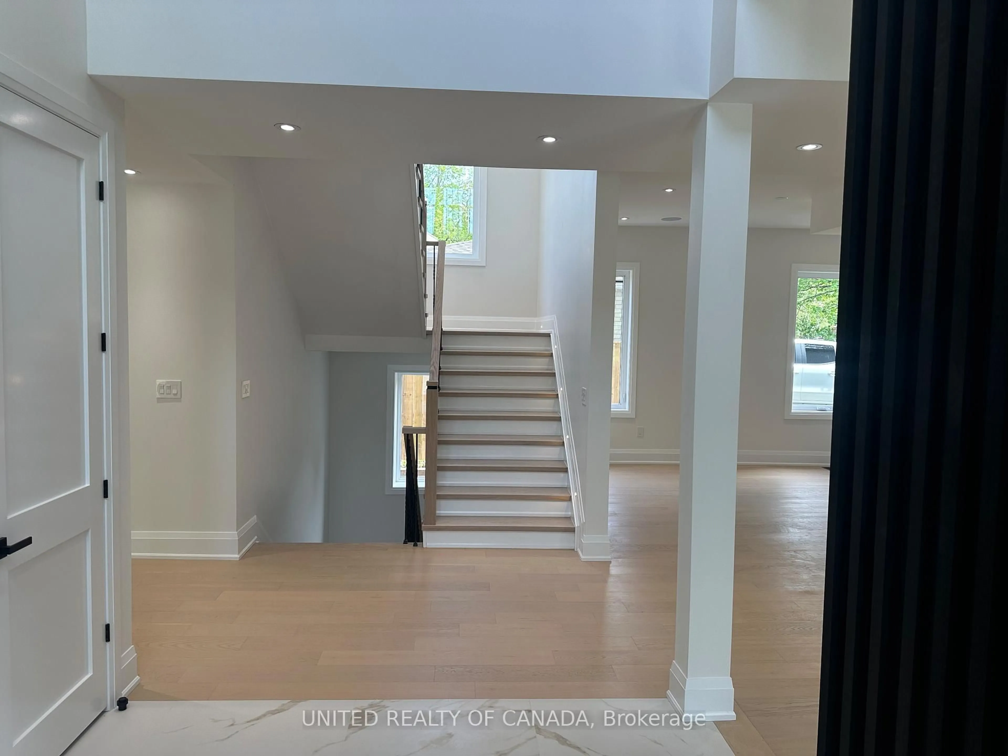 Indoor foyer for 5 Cedar Cres, Aurora Ontario L4G 3J7