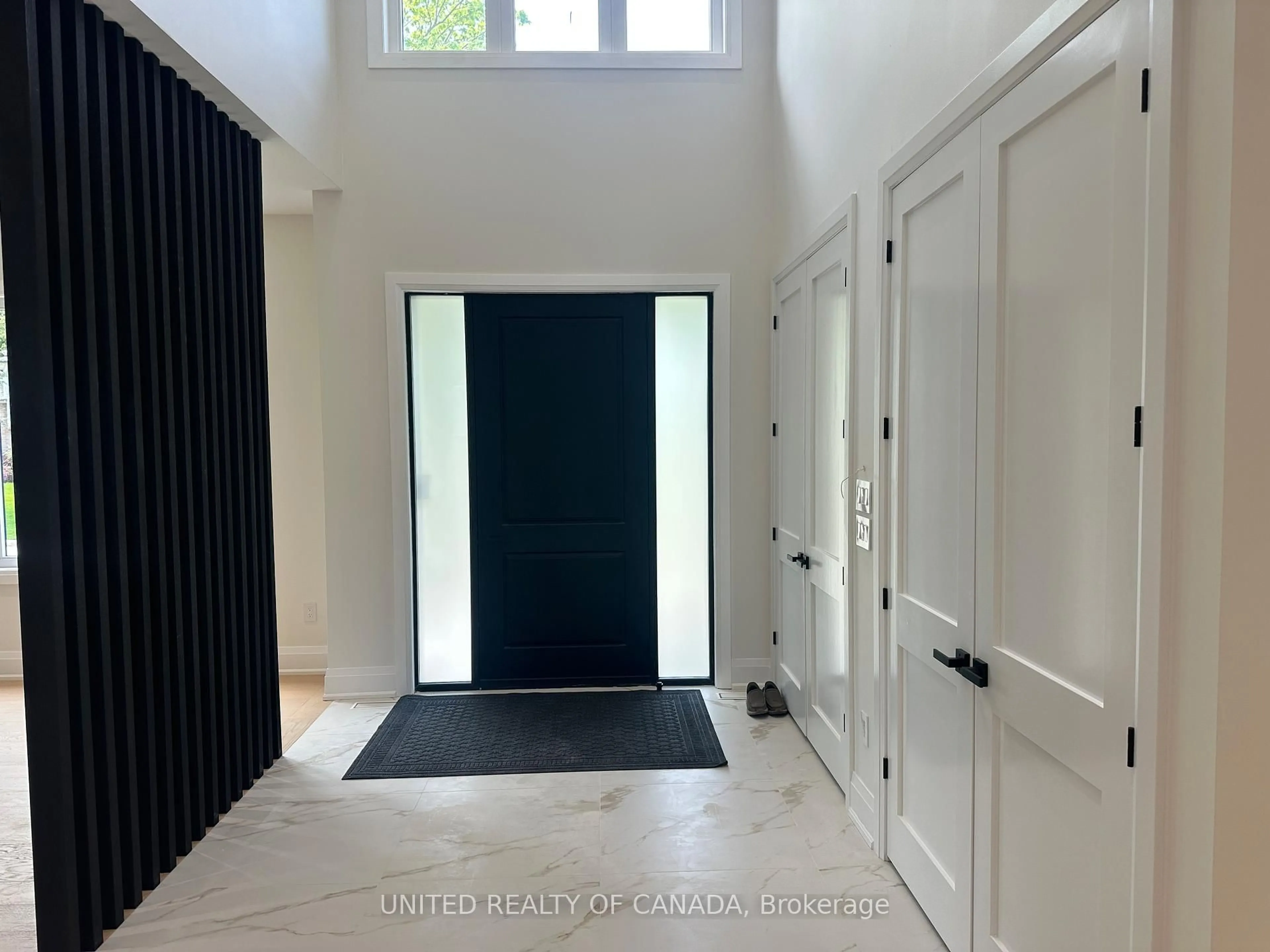 Indoor entryway for 5 Cedar Cres, Aurora Ontario L4G 3J7