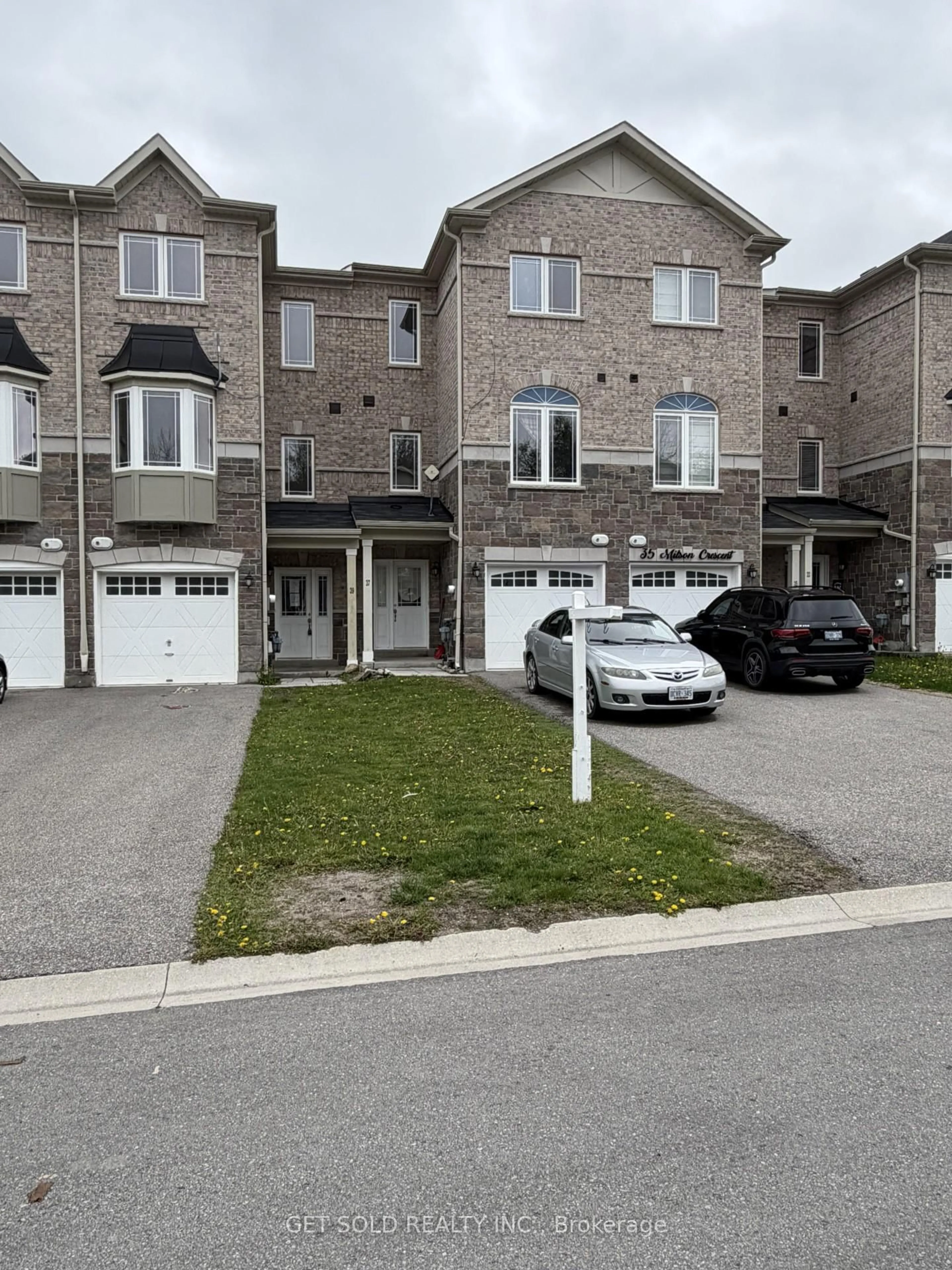 A pic from outside/outdoor area/front of a property/back of a property/a pic from drone, street for 37 Milson Cres, Essa Ontario L0M 1B4