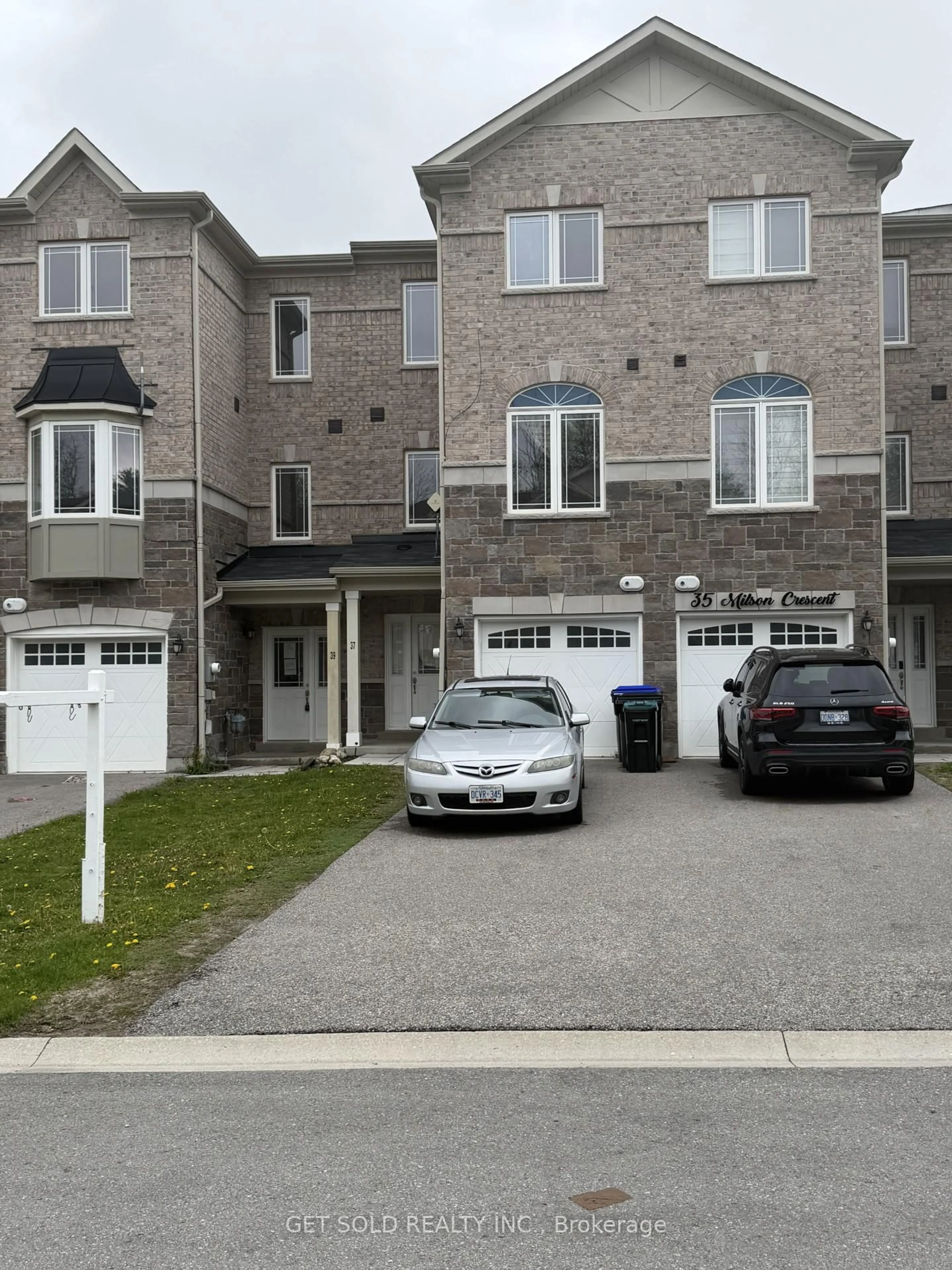 A pic from outside/outdoor area/front of a property/back of a property/a pic from drone, street for 37 Milson Cres, Essa Ontario L0M 1B4