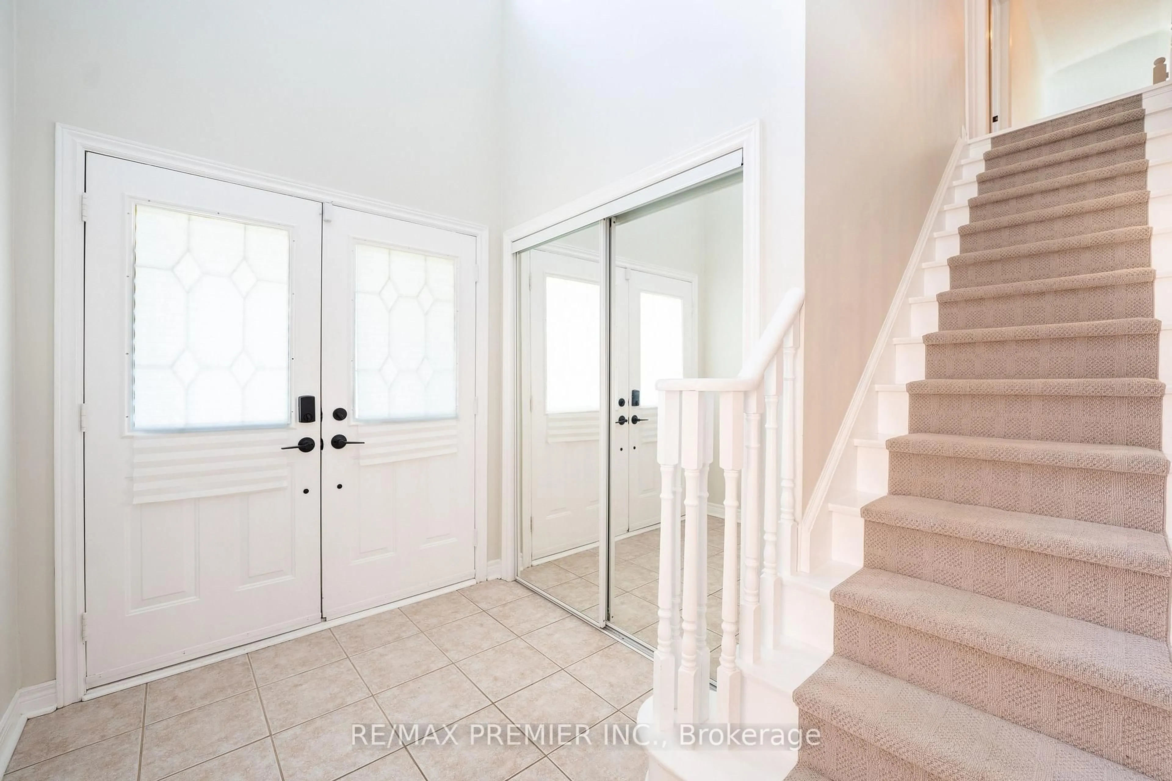 Indoor entryway for 22 Laura Sabrina Dr, Vaughan Ontario L4H 1M6