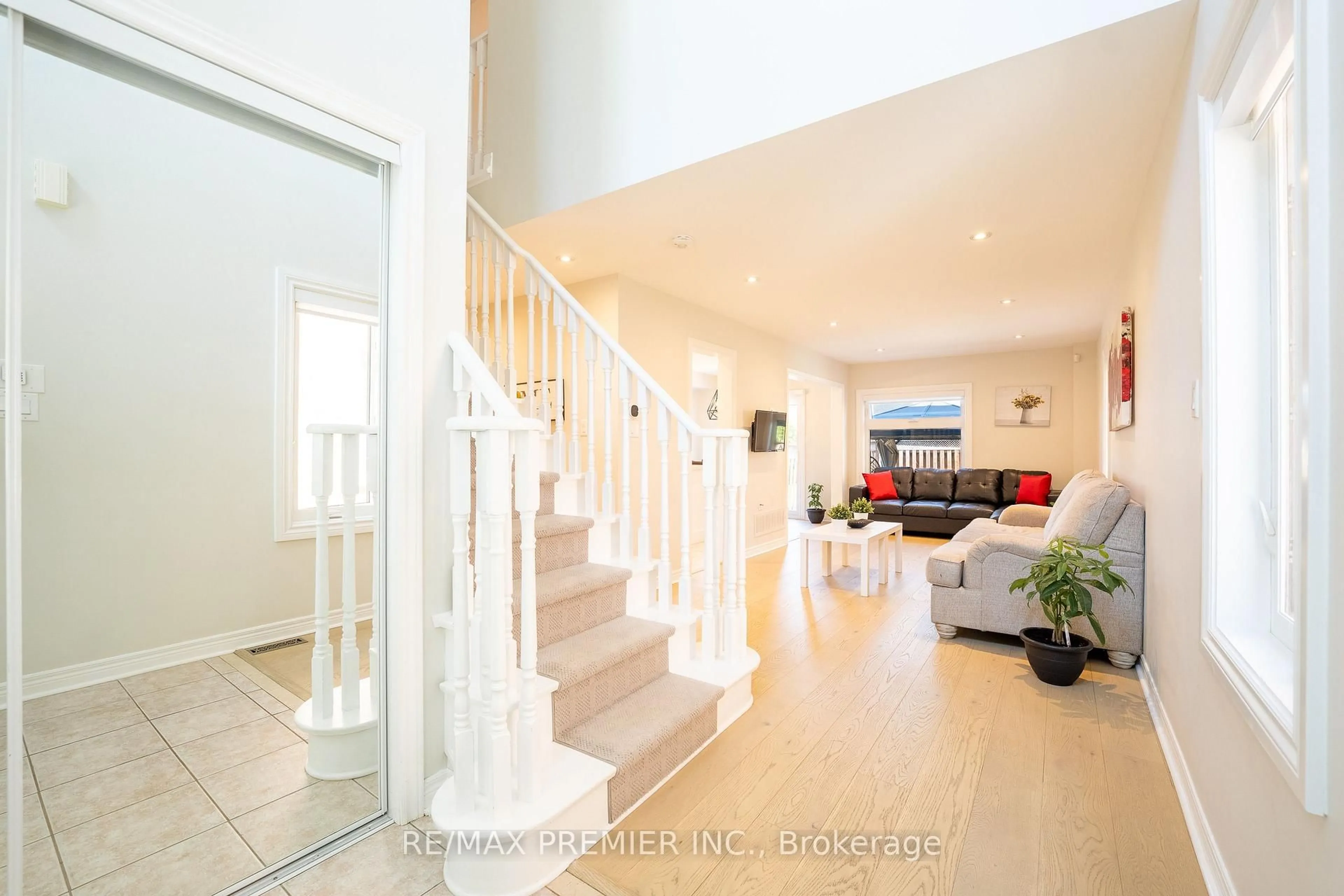 Indoor foyer for 22 Laura Sabrina Dr, Vaughan Ontario L4H 1M6