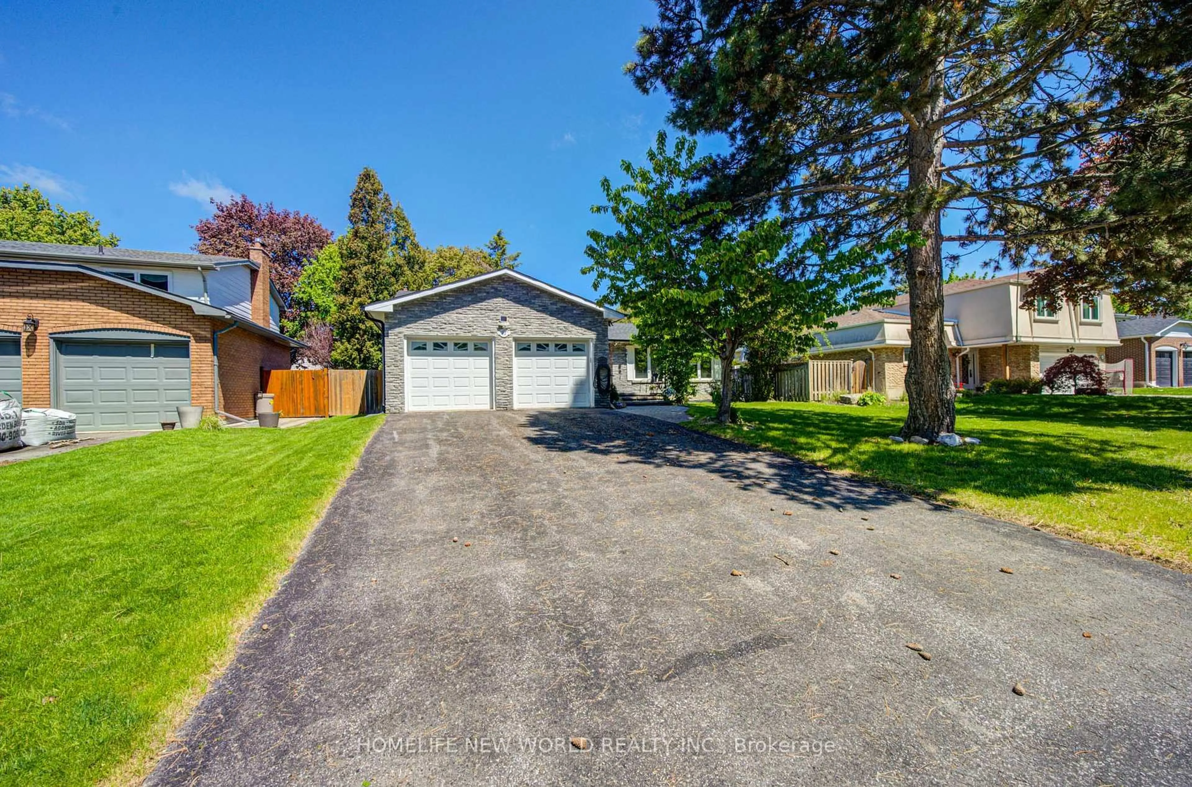 A pic from outside/outdoor area/front of a property/back of a property/a pic from drone, street for 42 Hamilton Hall Dr, Markham Ontario L3P 3L6