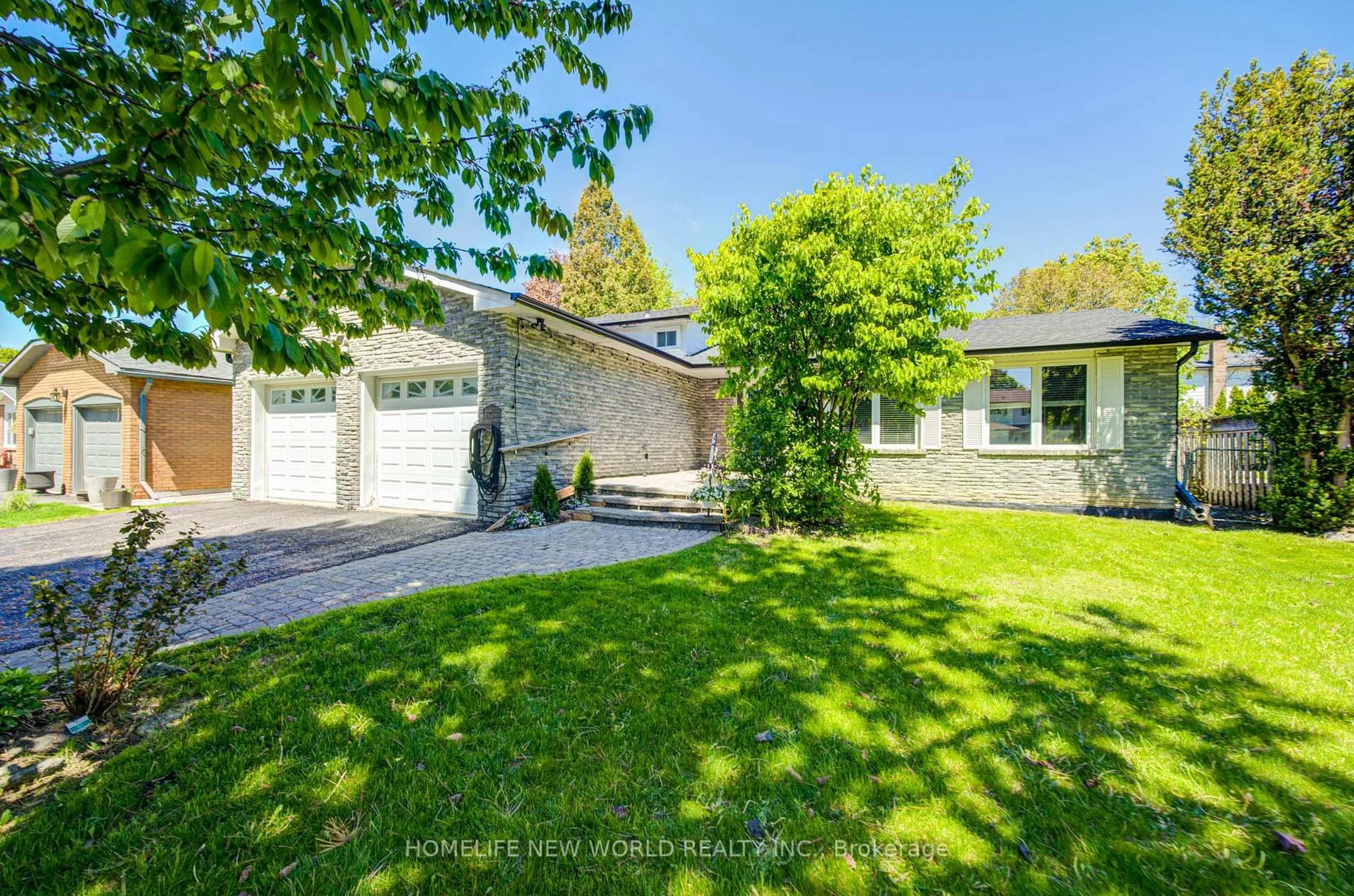 A pic from outside/outdoor area/front of a property/back of a property/a pic from drone, street for 42 Hamilton Hall Dr, Markham Ontario L3P 3L6