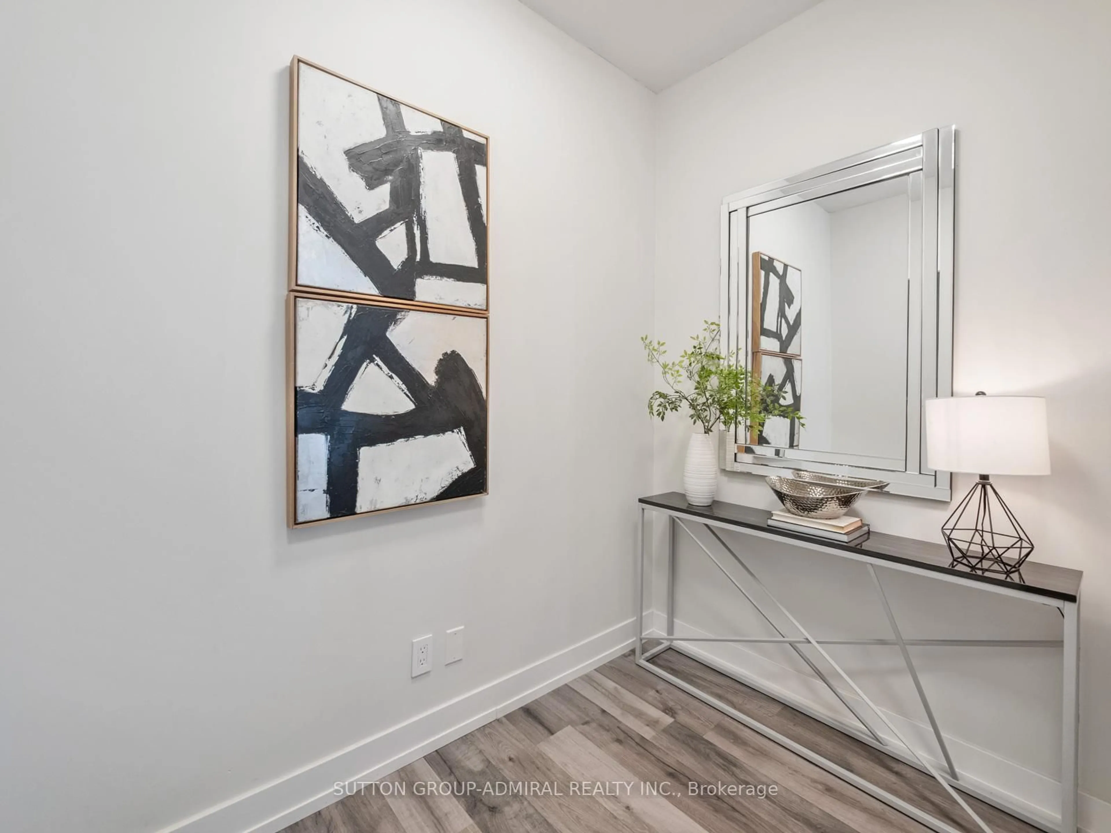 Indoor entryway for 9471 Yonge St #813, Richmond Hill Ontario L4C 0Z5