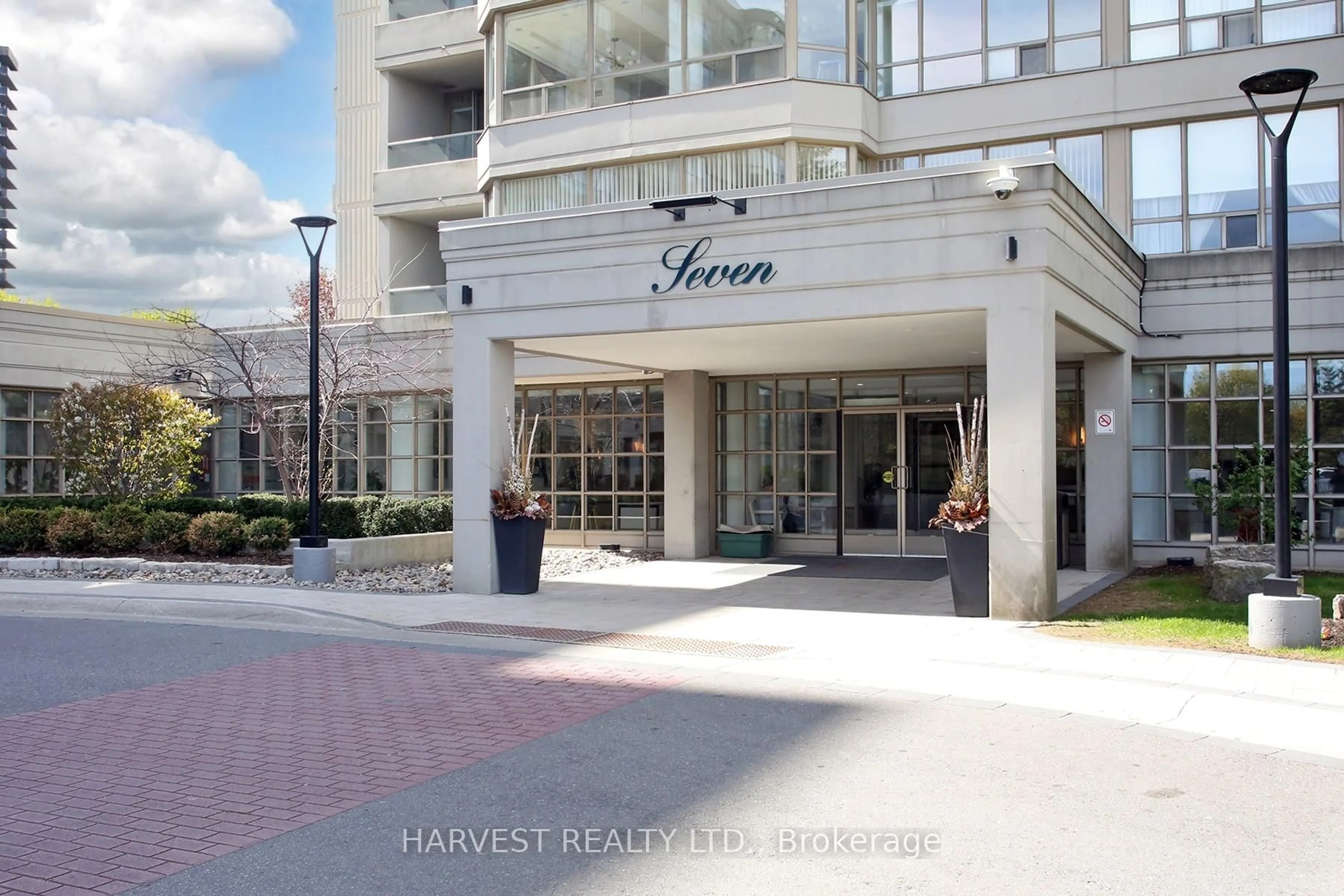 Indoor foyer for 7 Townsgate Dr #1402, Vaughan Ontario L4J 7Z9