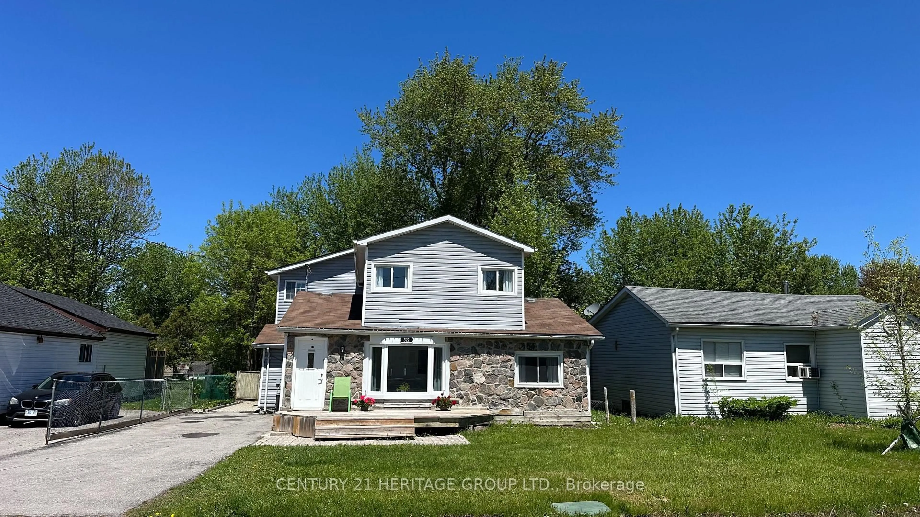 Home with vinyl exterior material, street for 322 Lakeview Blvd, Georgina Ontario L4P 2Y7