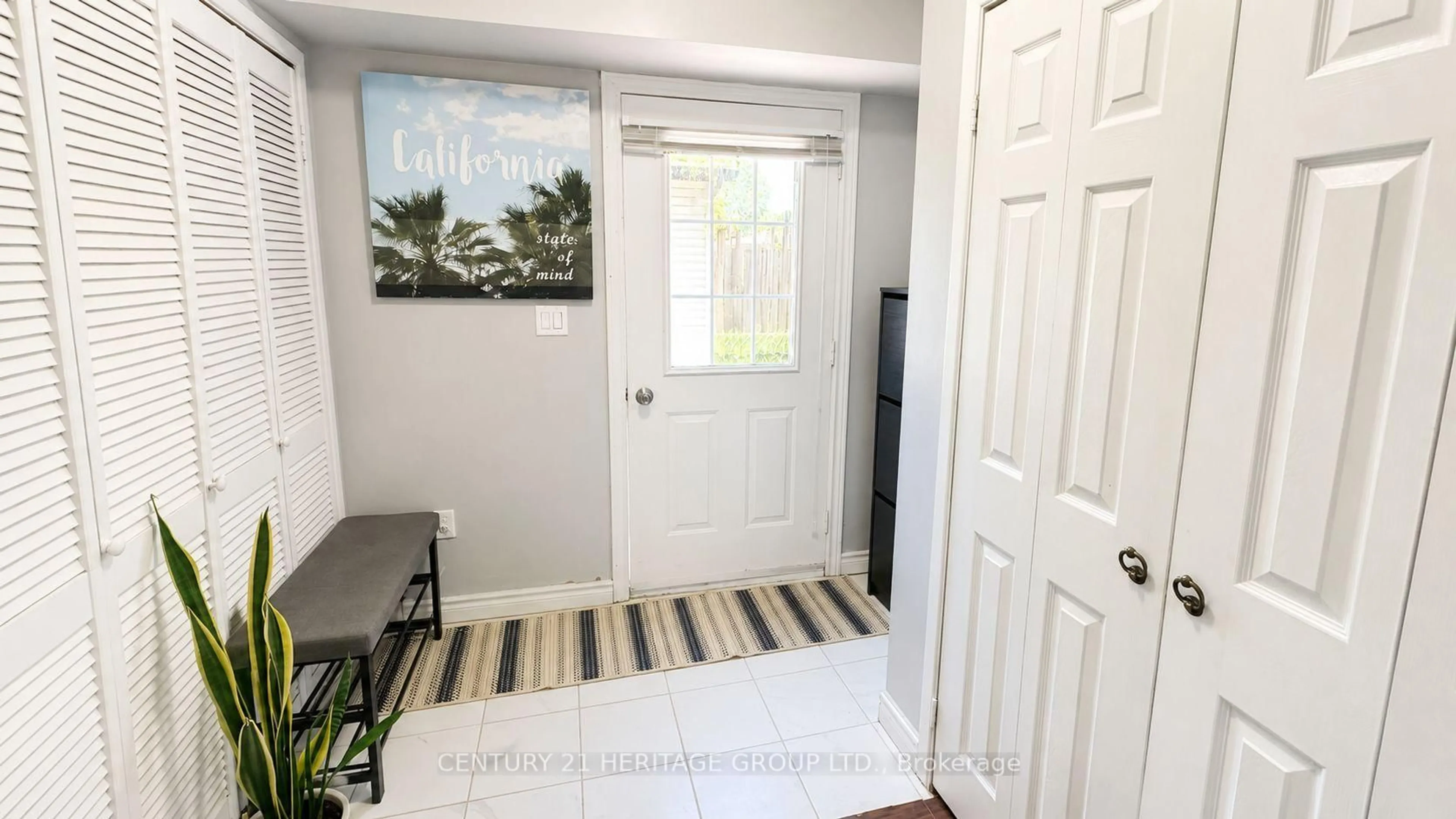 Indoor entryway for 322 Lakeview Blvd, Georgina Ontario L4P 2Y7