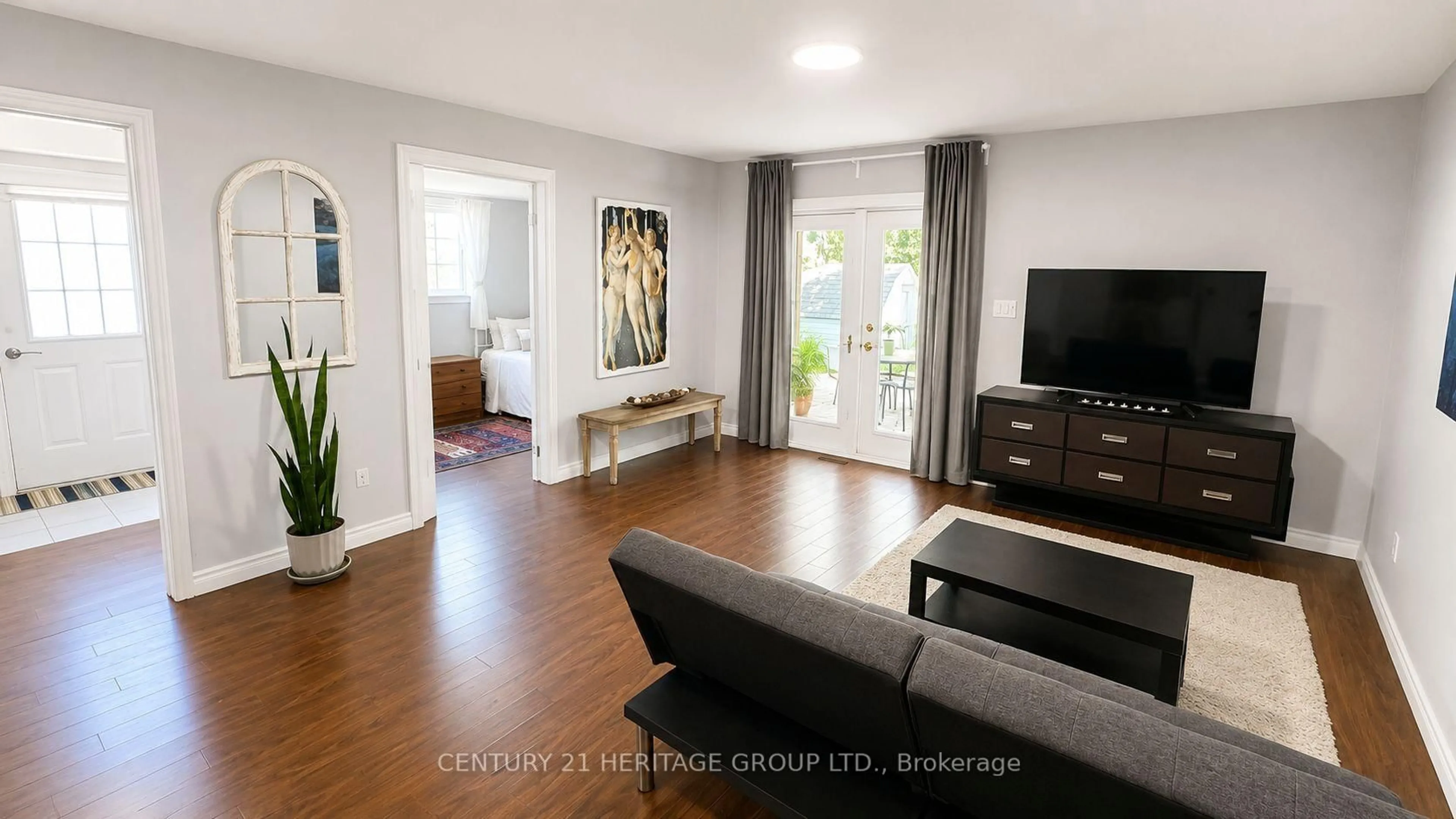 Living room with furniture, wood/laminate floor for 322 Lakeview Blvd, Georgina Ontario L4P 2Y7