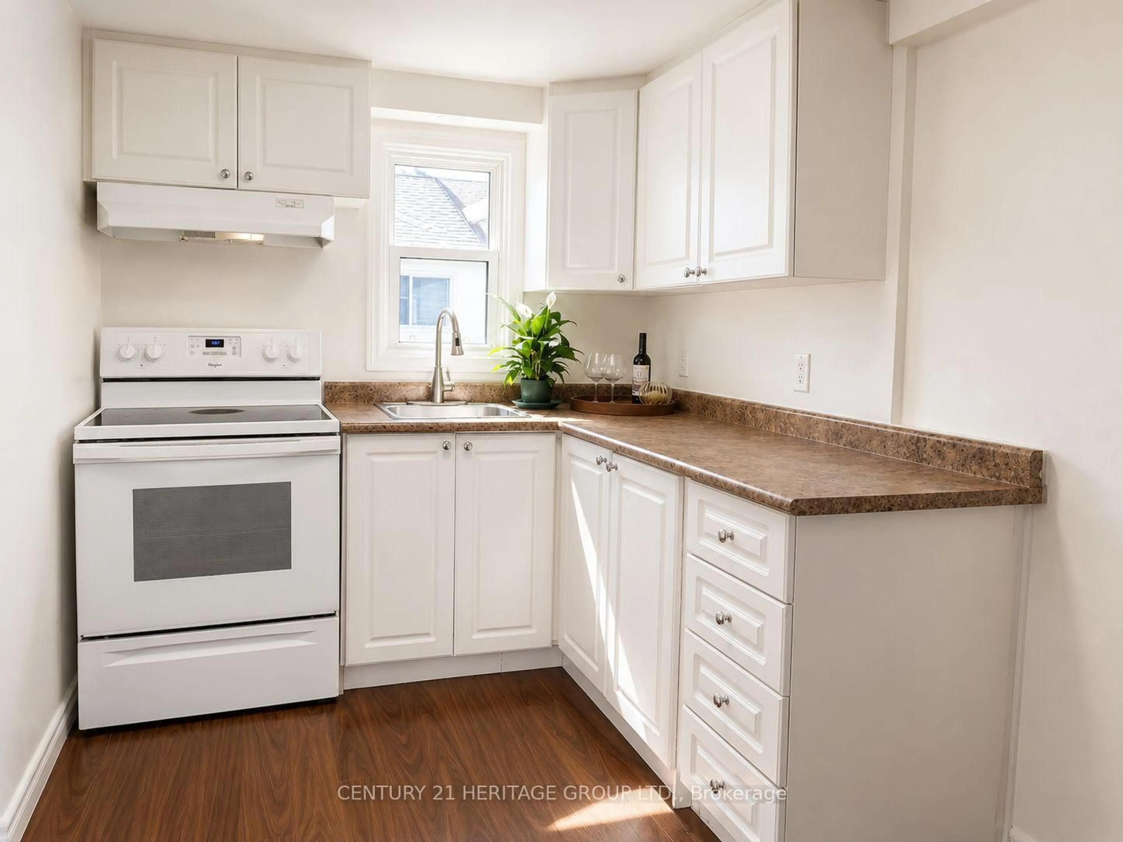 Standard kitchen, unknown for 322 Lakeview Blvd, Georgina Ontario L4P 2Y7
