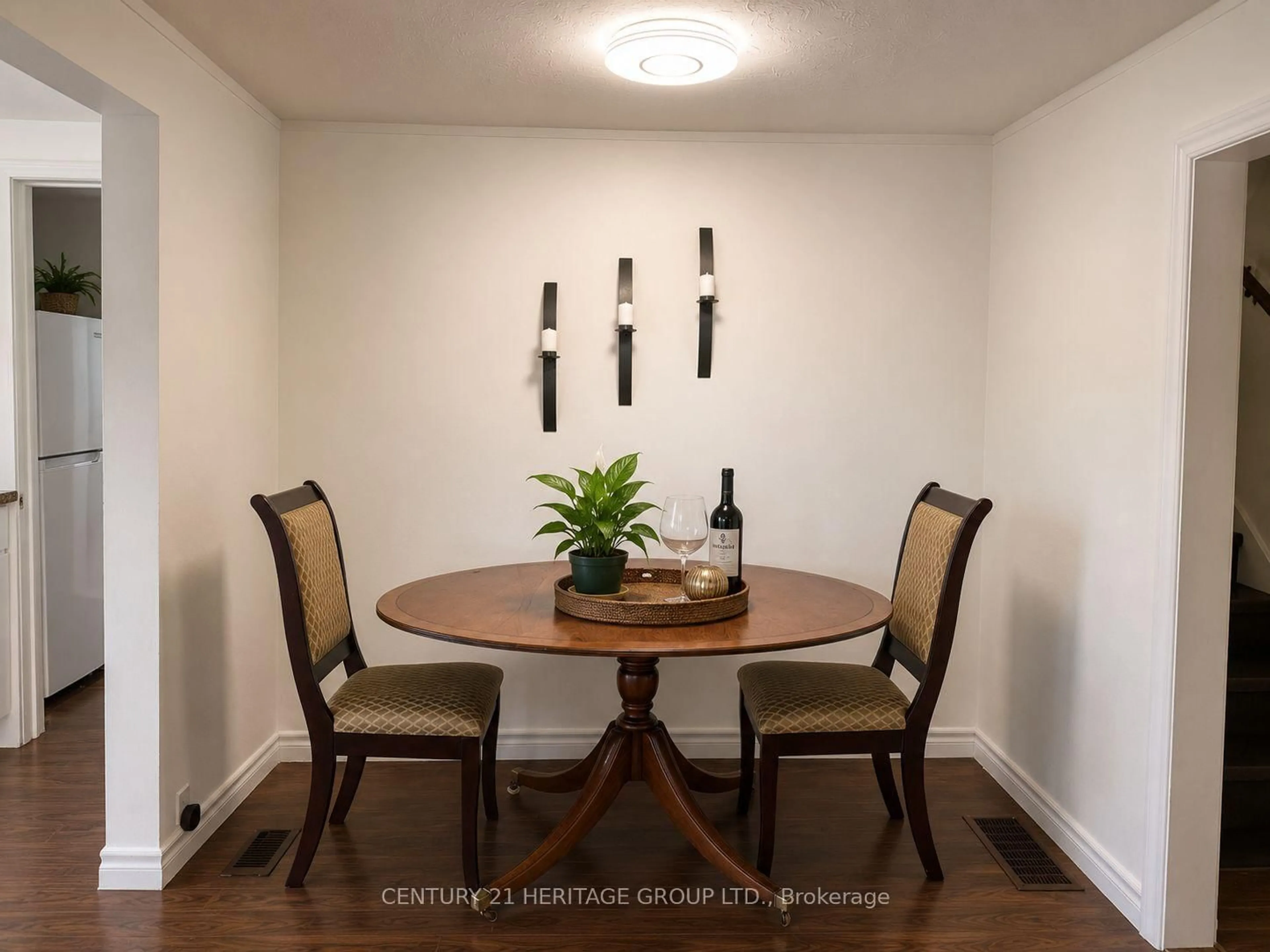Dining room, wood/laminate floor for 322 Lakeview Blvd, Georgina Ontario L4P 2Y7