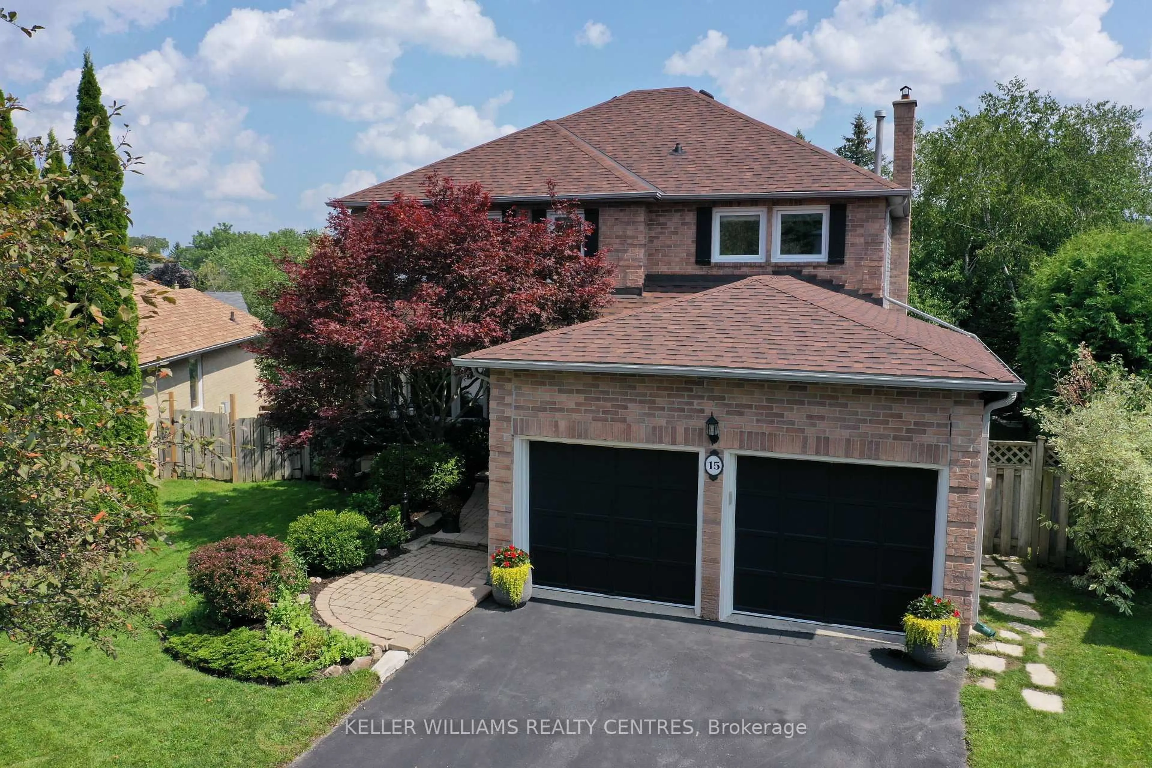 A pic from outside/outdoor area/front of a property/back of a property/a pic from drone, street for 15 Beatty Cres, Aurora Ontario L4G 5V2