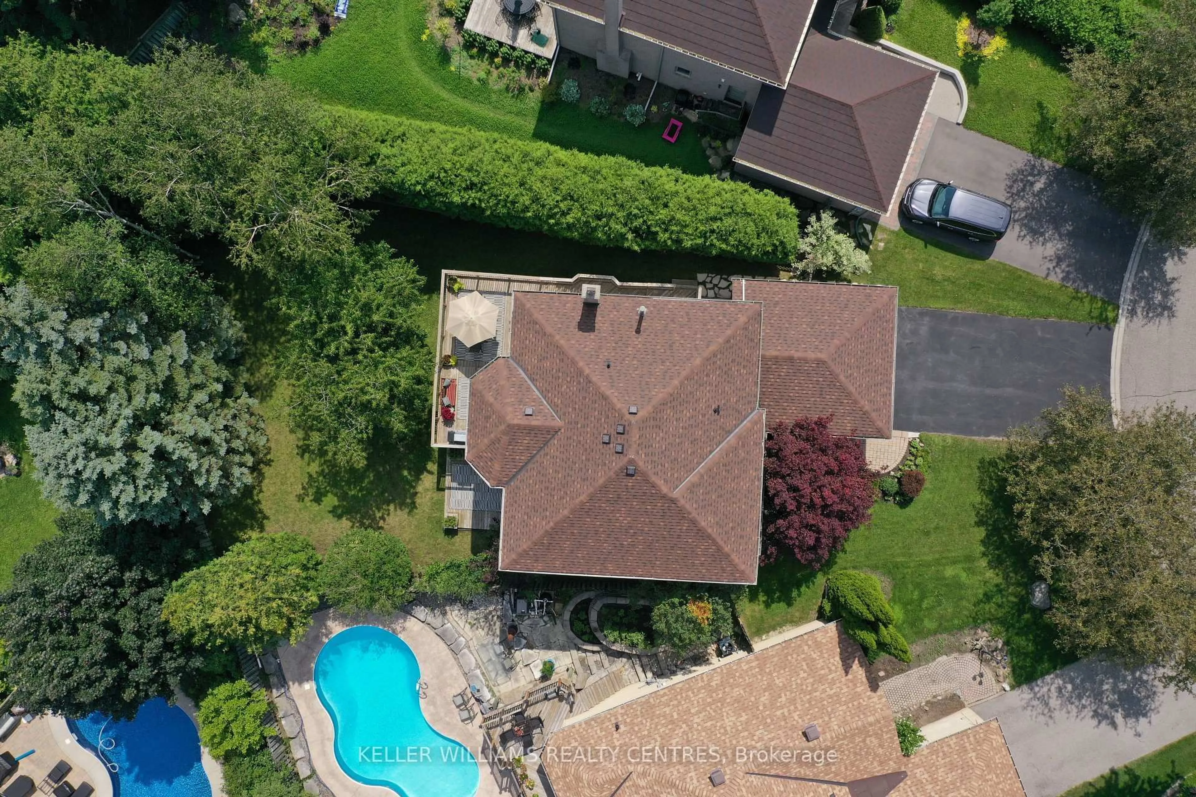 A pic from outside/outdoor area/front of a property/back of a property/a pic from drone, street for 15 Beatty Cres, Aurora Ontario L4G 5V2