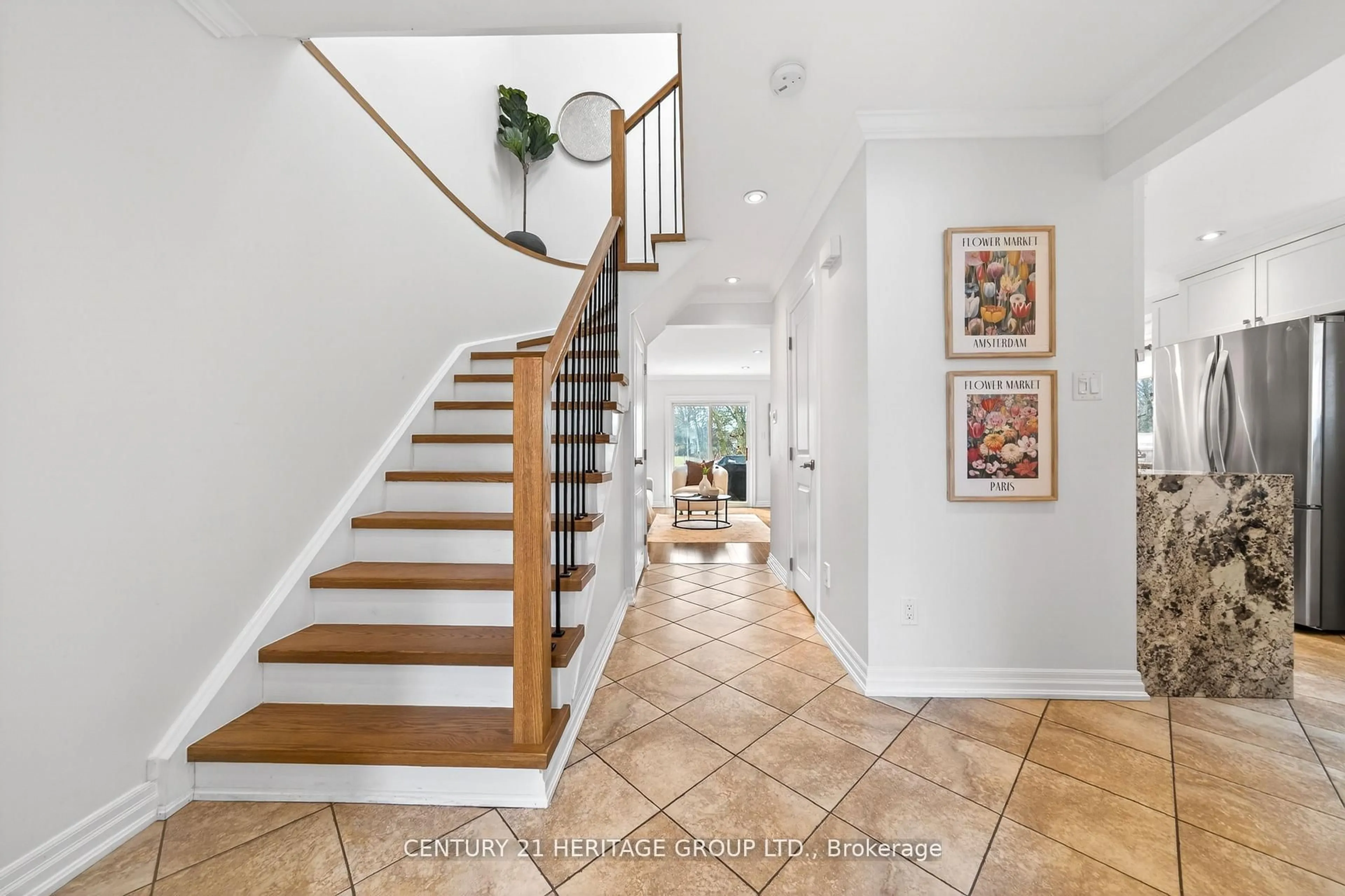 Indoor entryway for 64 Coventry Crt, Richmond Hill Ontario L4C 8B7