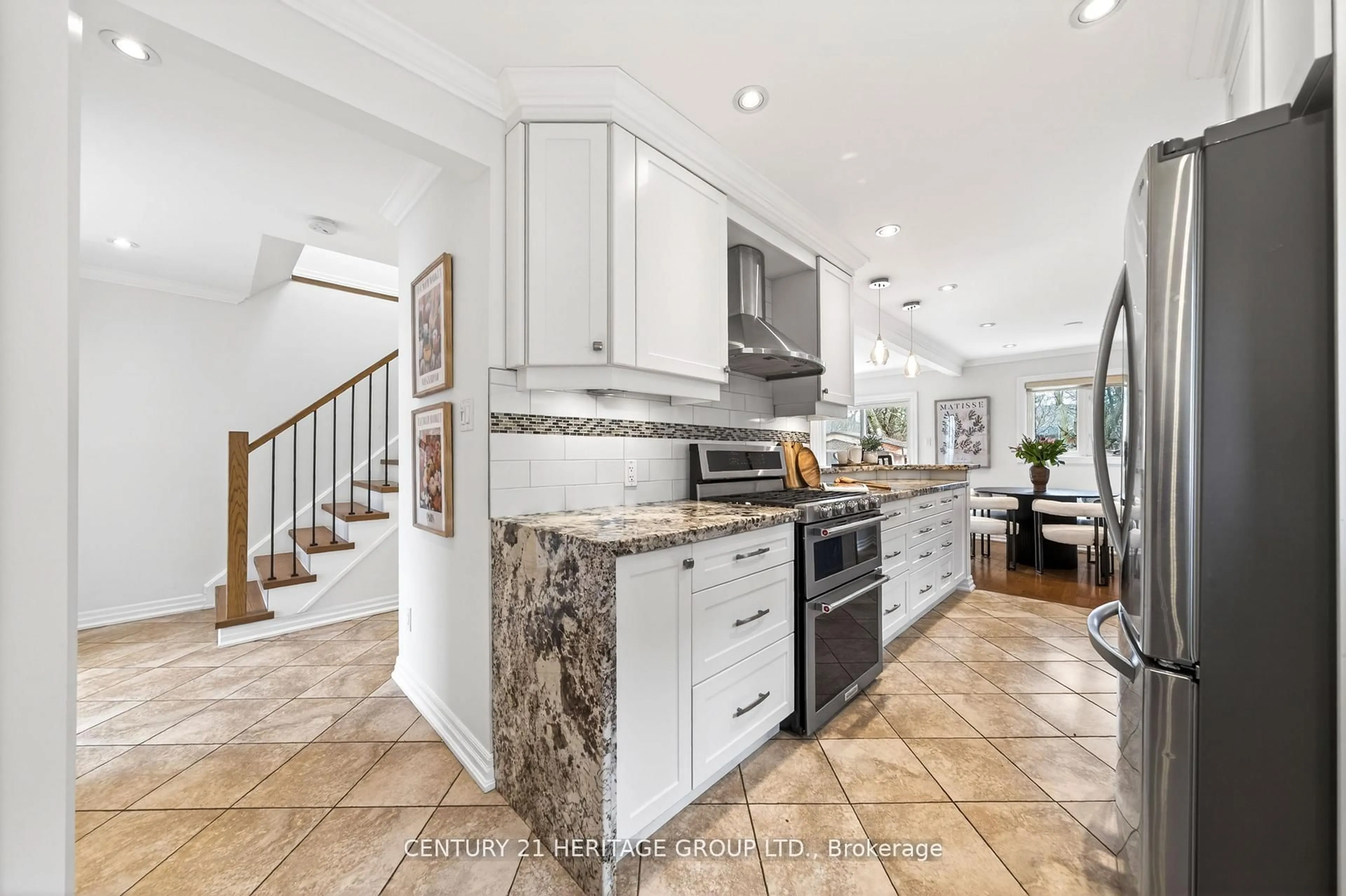 Open concept kitchen, ceramic/tile floor for 64 Coventry Crt, Richmond Hill Ontario L4C 8B7