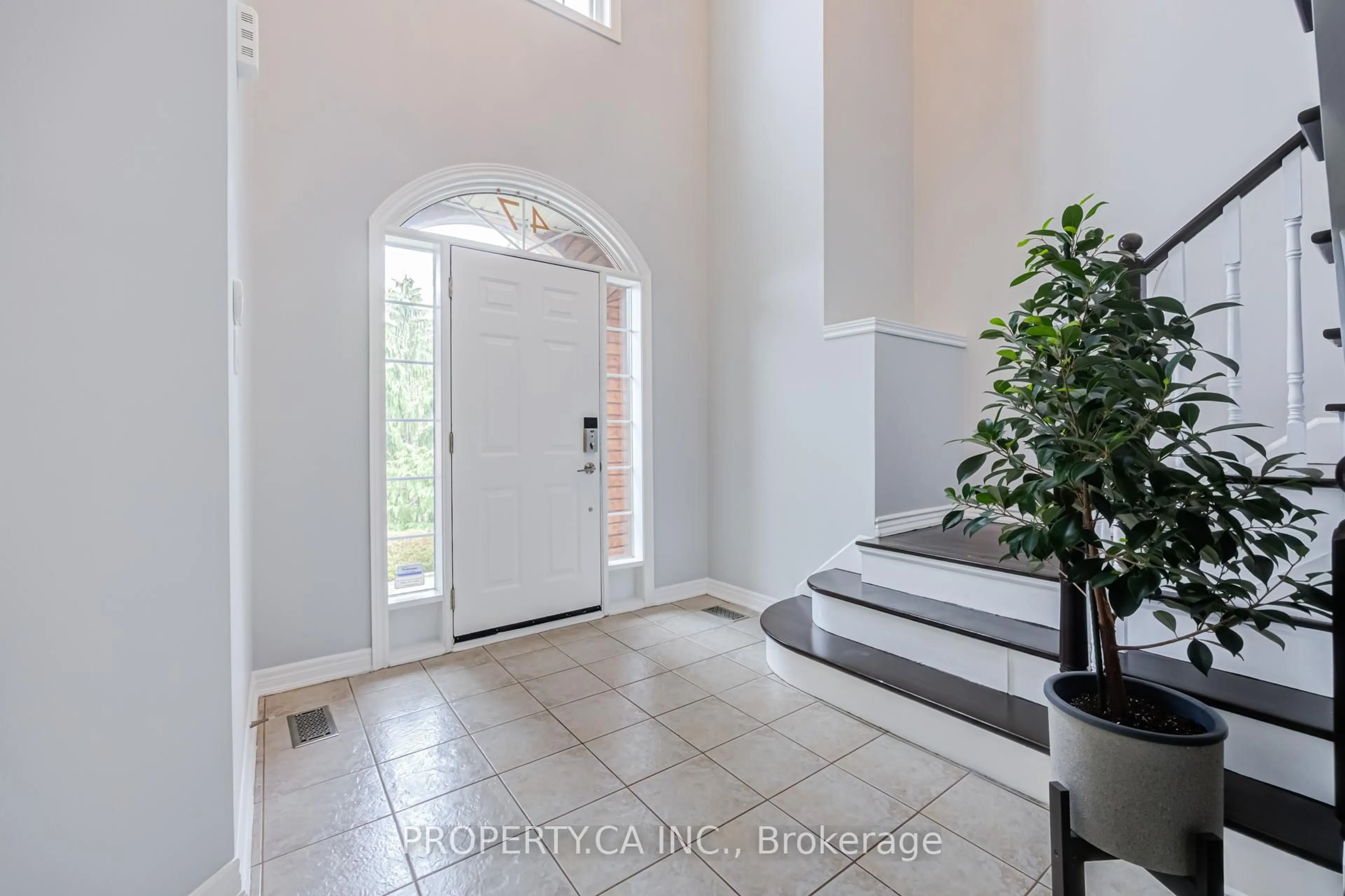 Indoor entryway for 47 Grand Oak Dr, Richmond Hill Ontario L4E 4A1