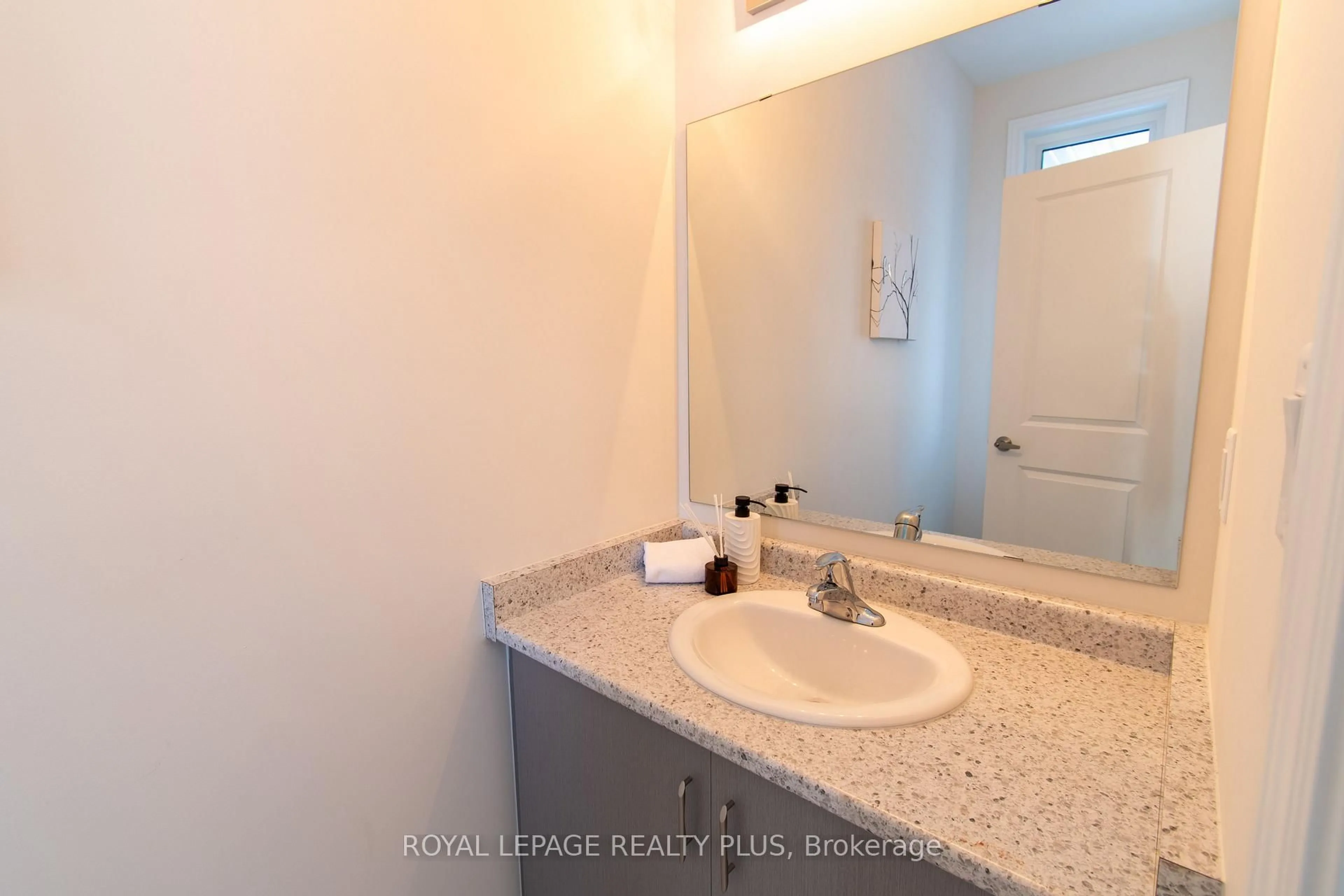 Standard bathroom, unknown for 147 Dovedale Dr, Georgina Ontario L4P 0S6