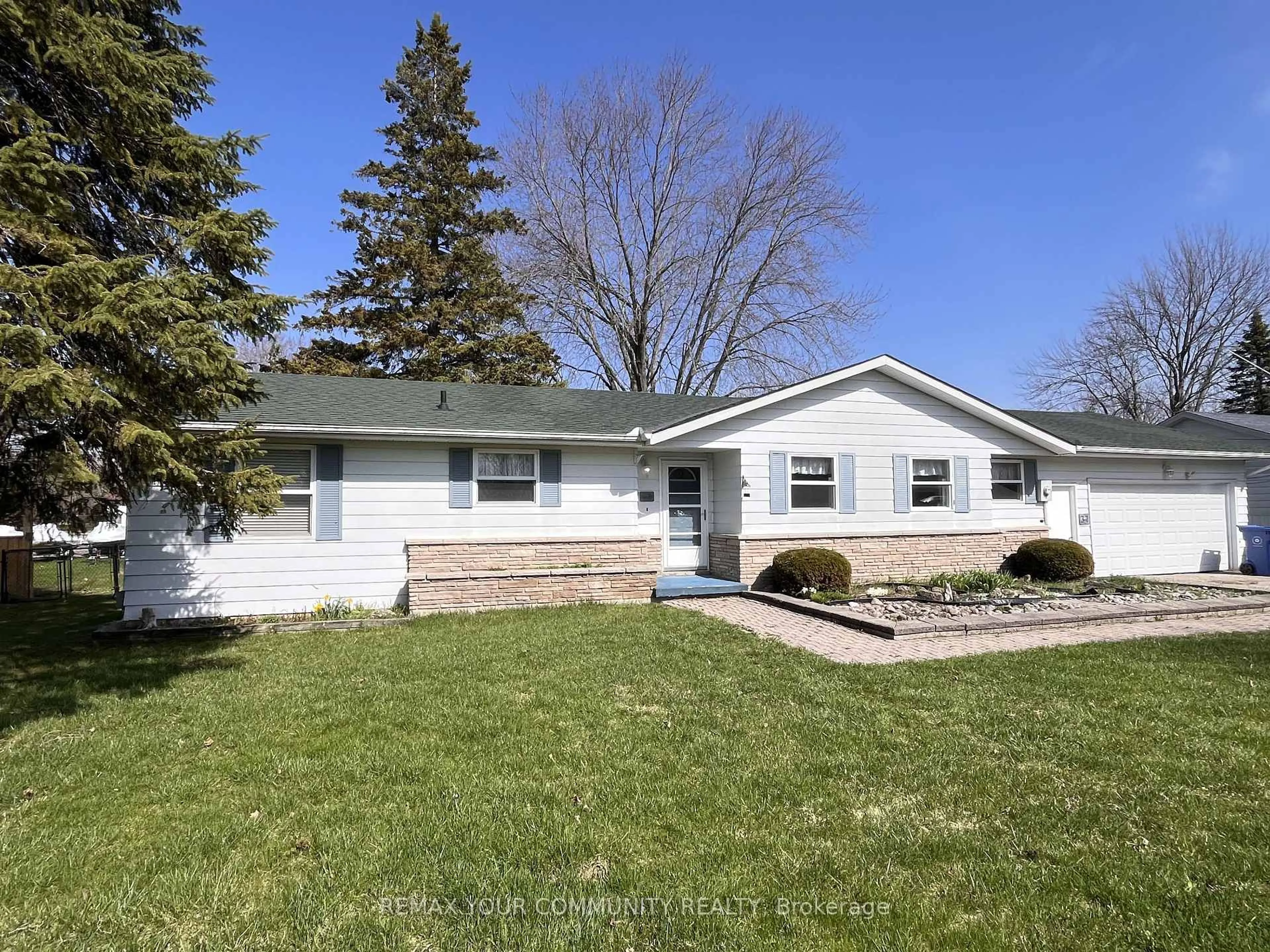 Home with vinyl exterior material, street for 37 Canal St, Georgina Ontario L4P 1K6