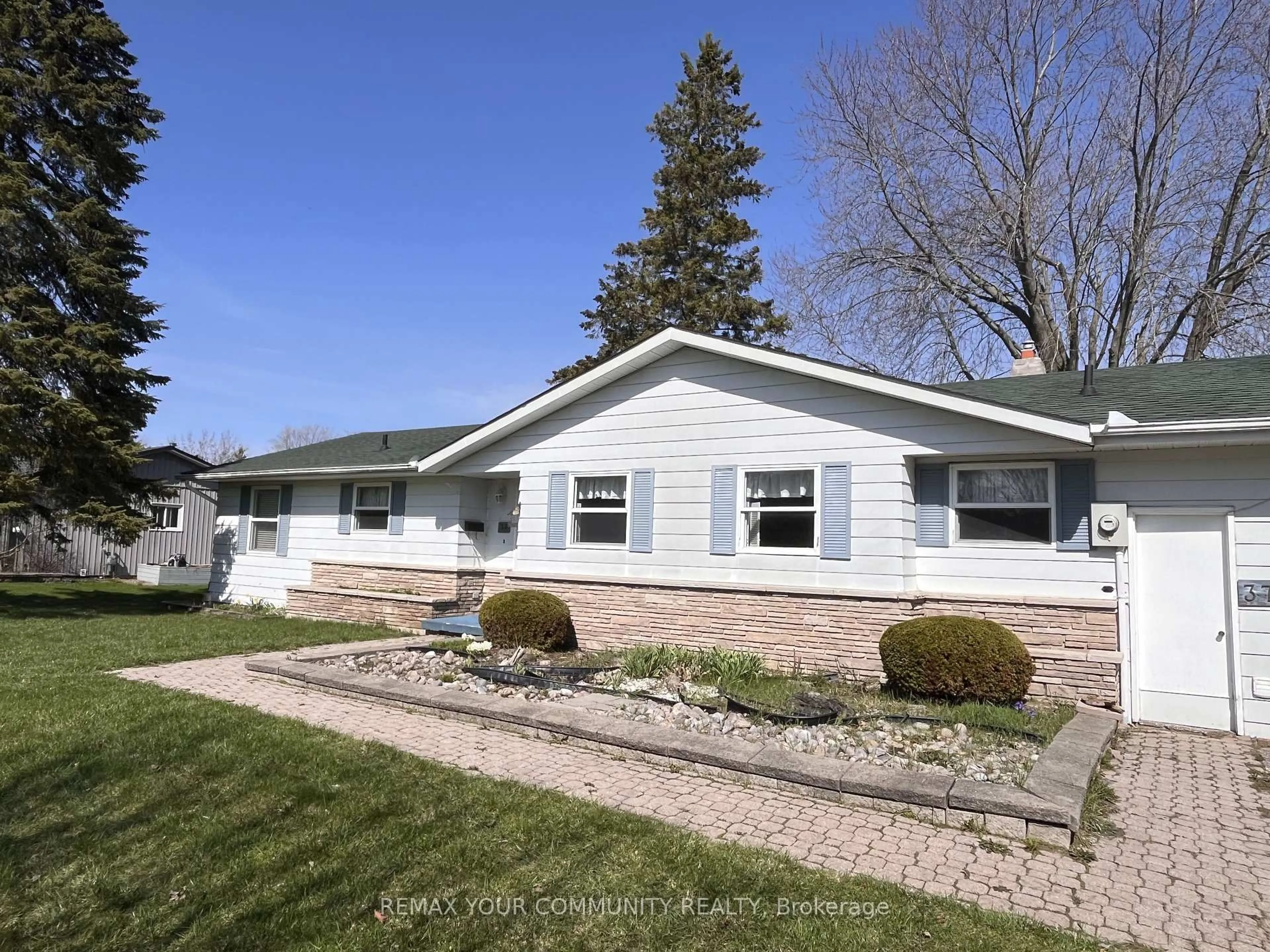 Home with vinyl exterior material, street for 37 Canal St, Georgina Ontario L4P 1K6
